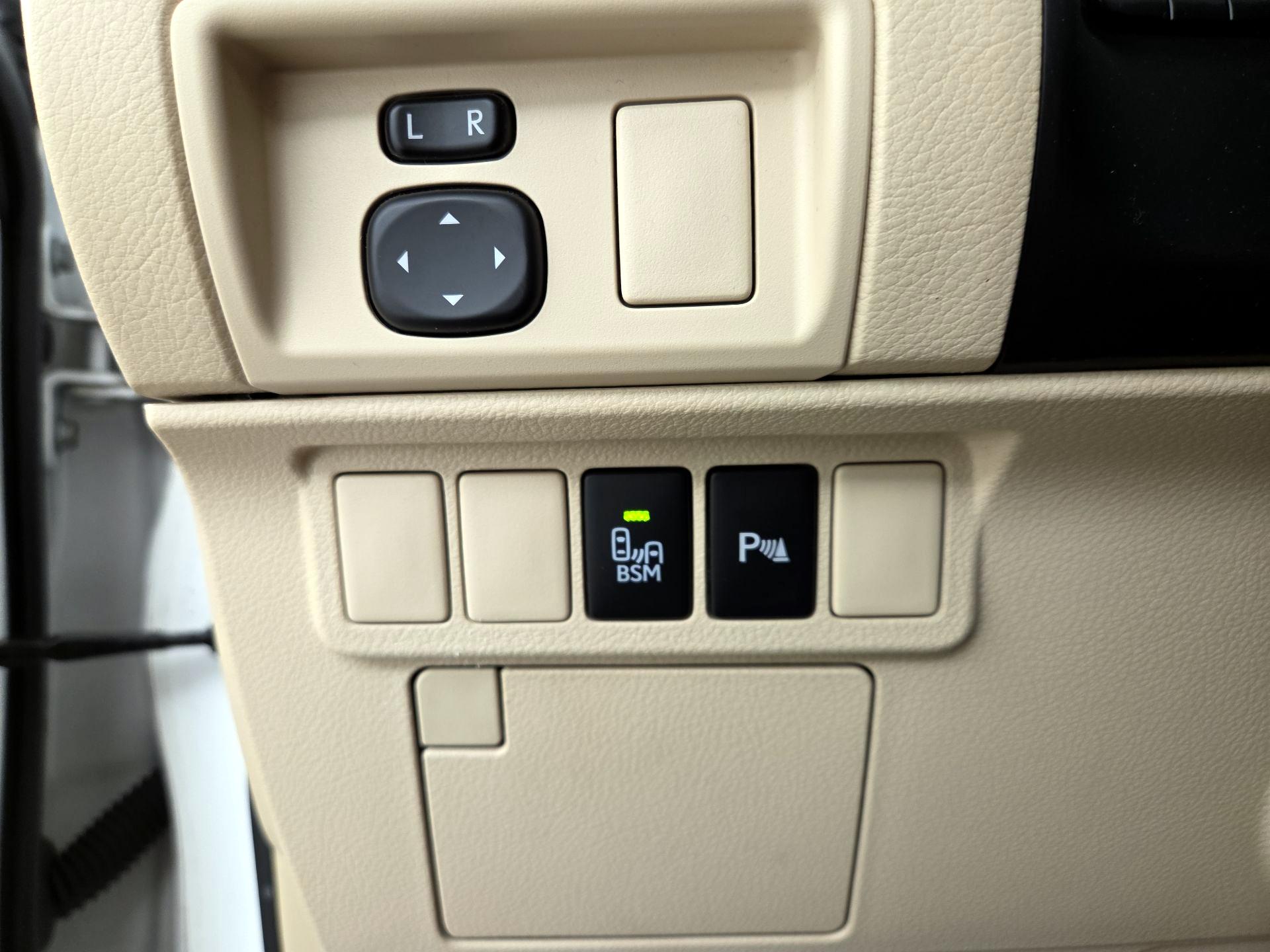 Thumbnail: 2015 Lexus ES - 13