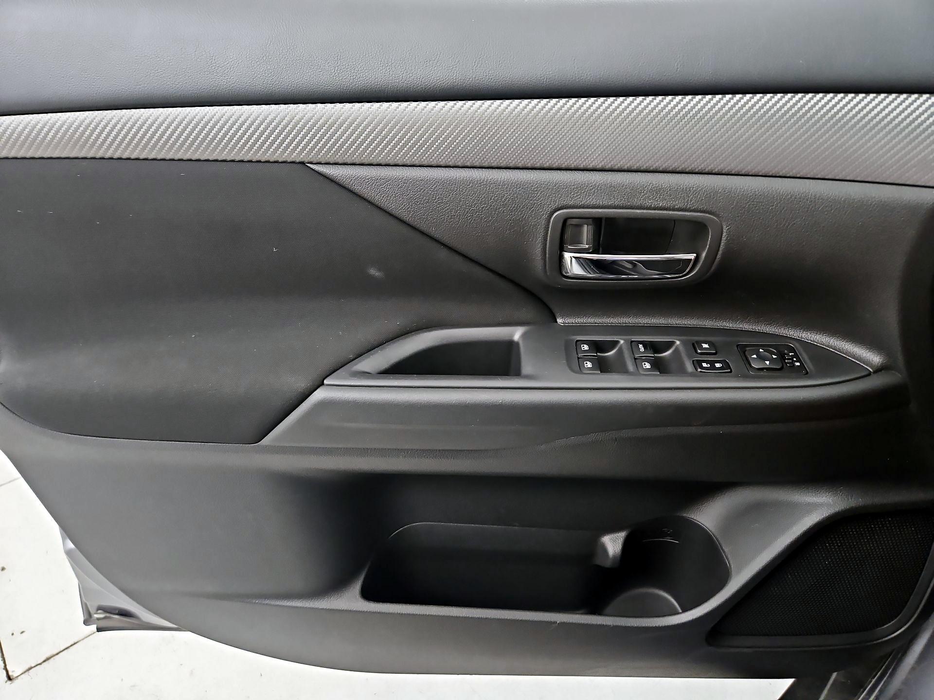 Thumbnail: 2017 Mitsubishi Outlander - 12