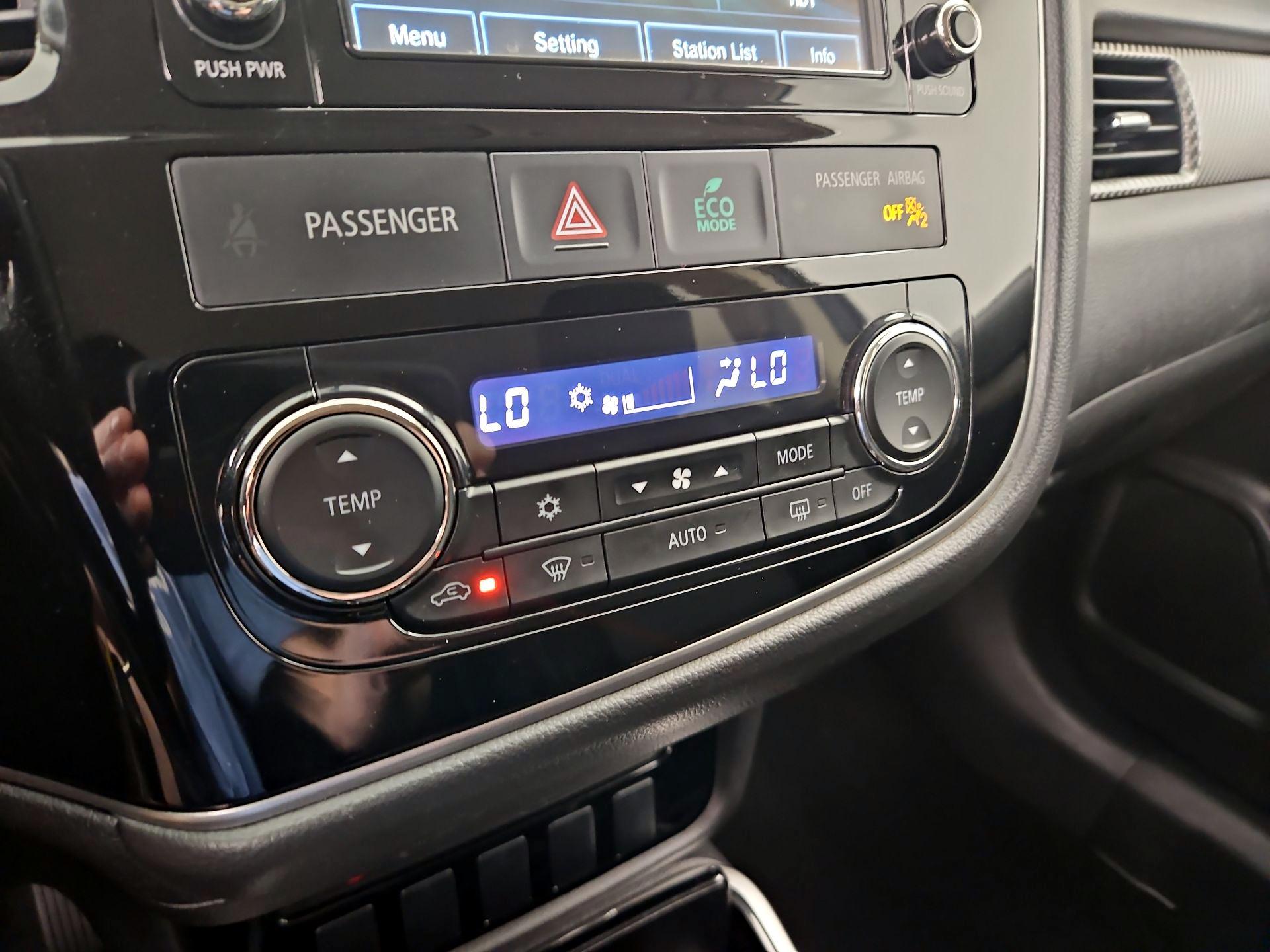 Thumbnail: 2017 Mitsubishi Outlander - 16