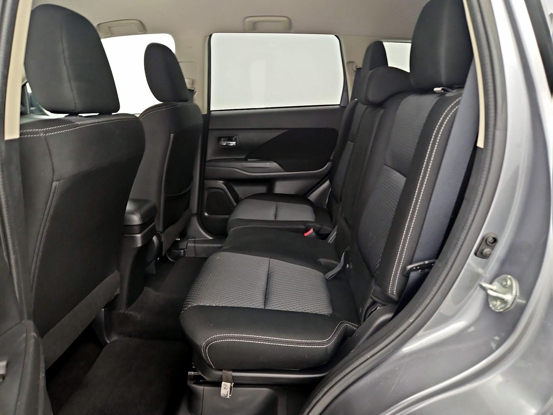 Thumbnail: 2017 Mitsubishi Outlander - 19