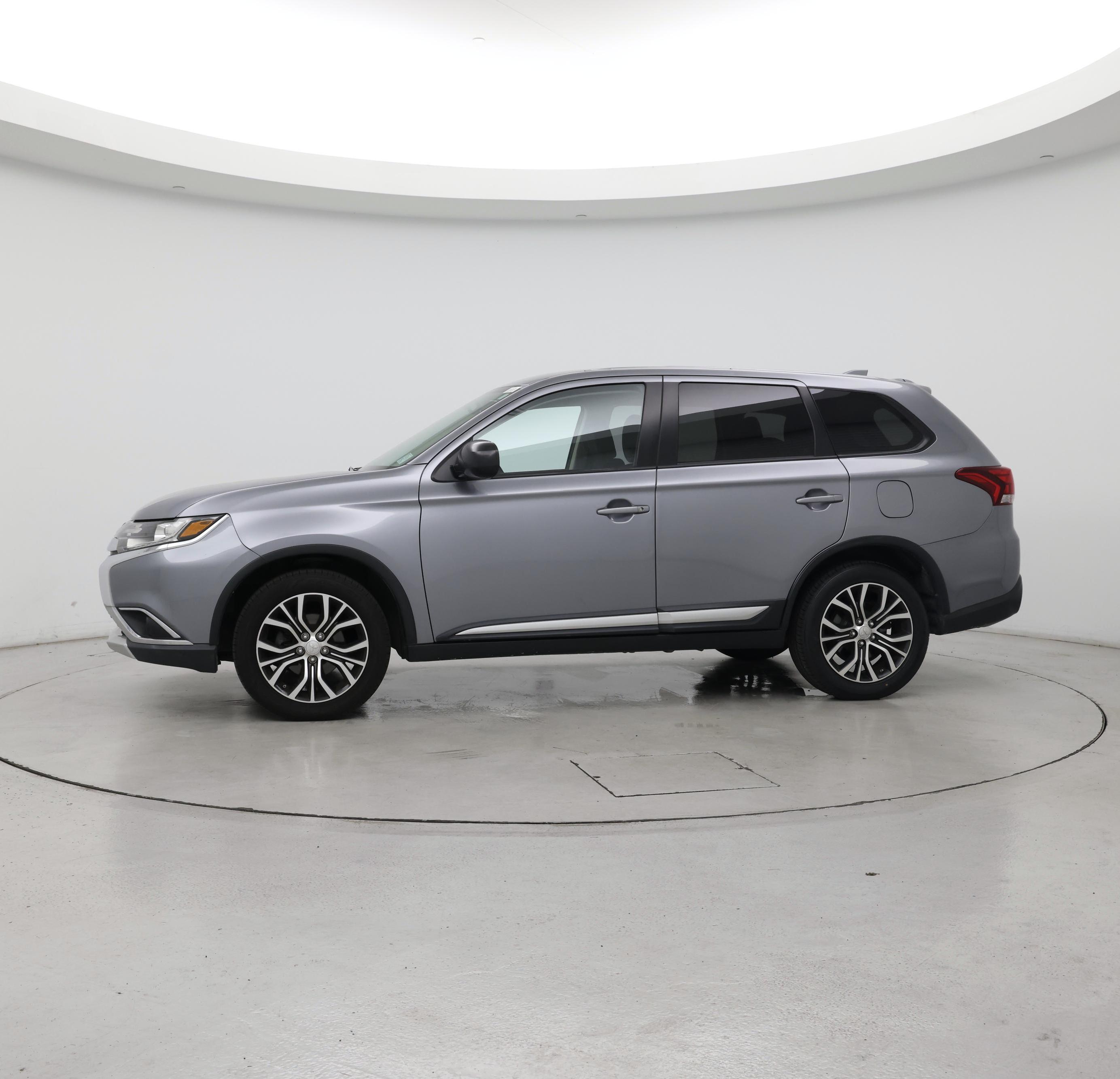 Thumbnail: 2017 Mitsubishi Outlander - 3