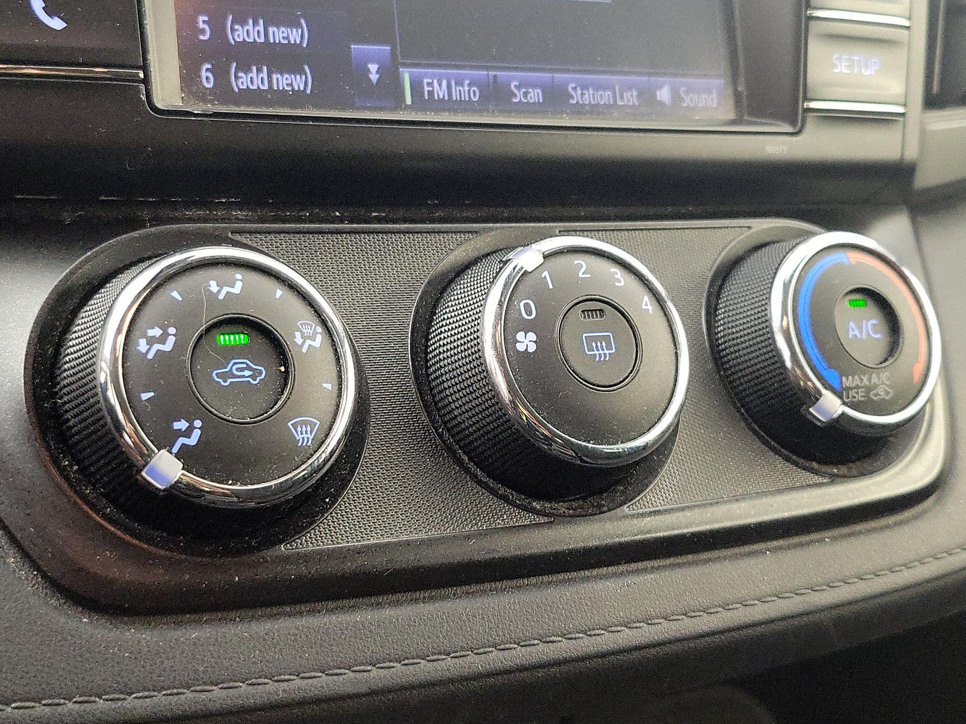Thumbnail: 2018 Toyota RAV4 - 16