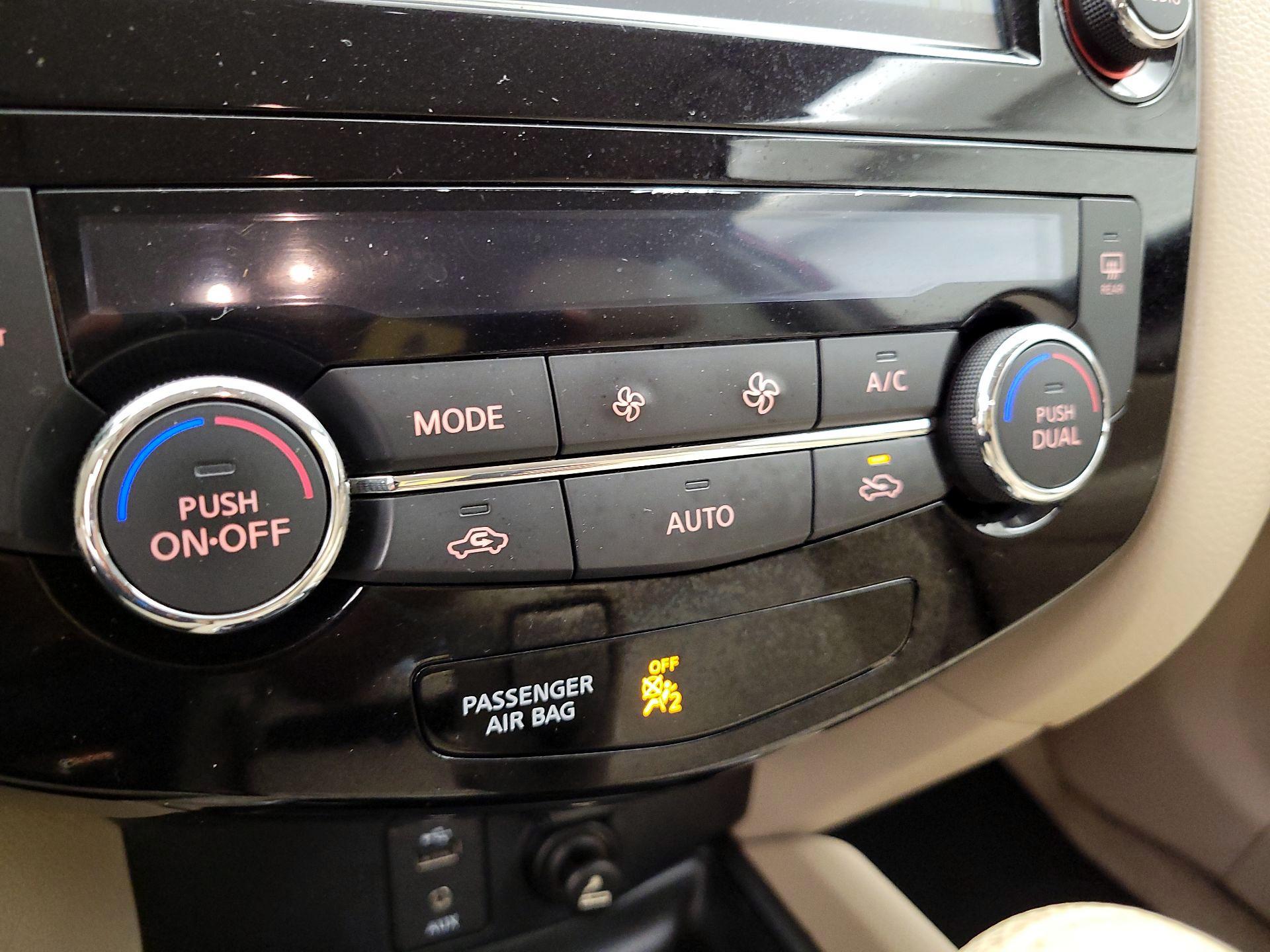 Thumbnail: 2015 Nissan Rogue - 16