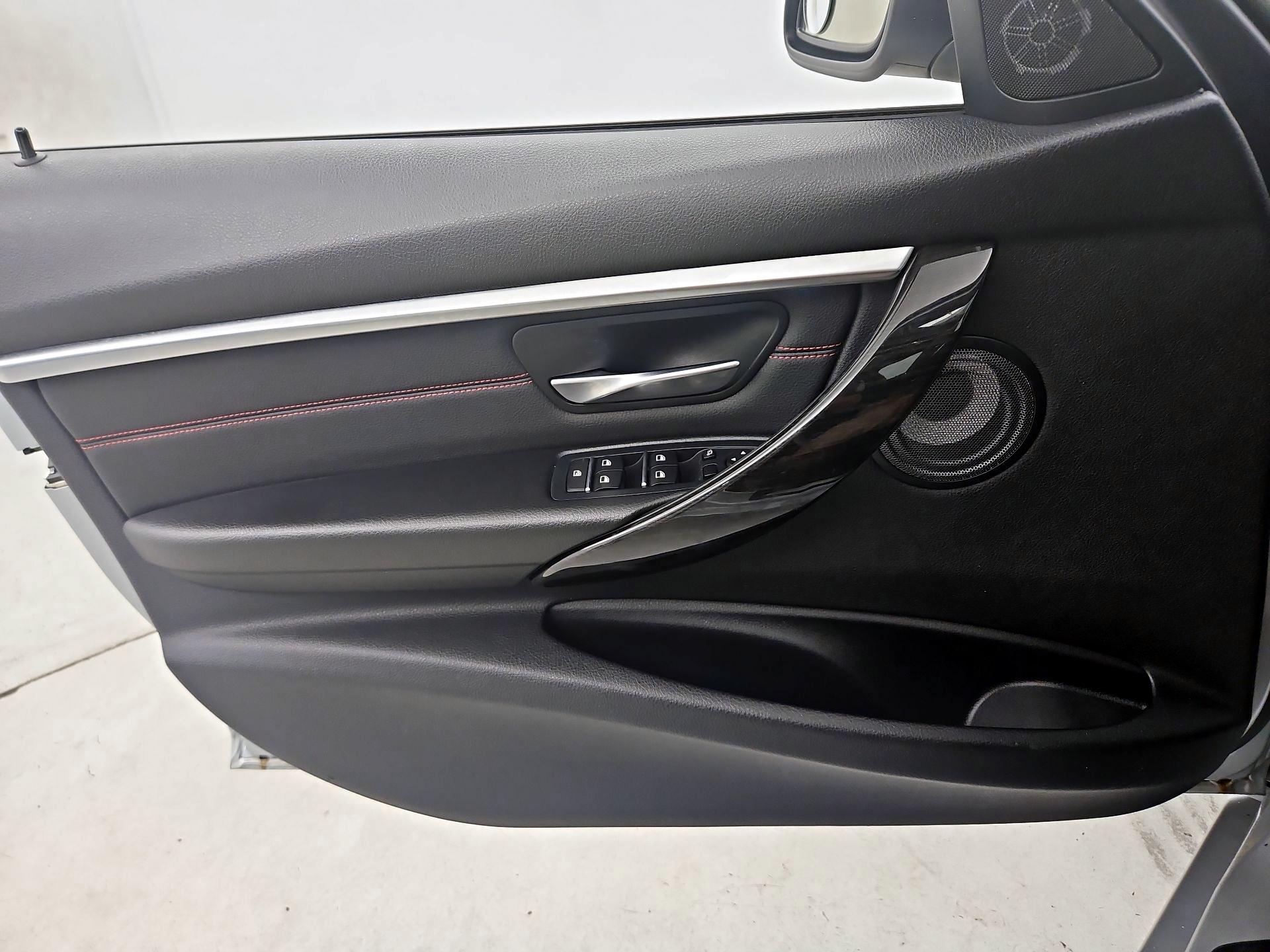 Thumbnail: 2016 BMW 3 Series - 12