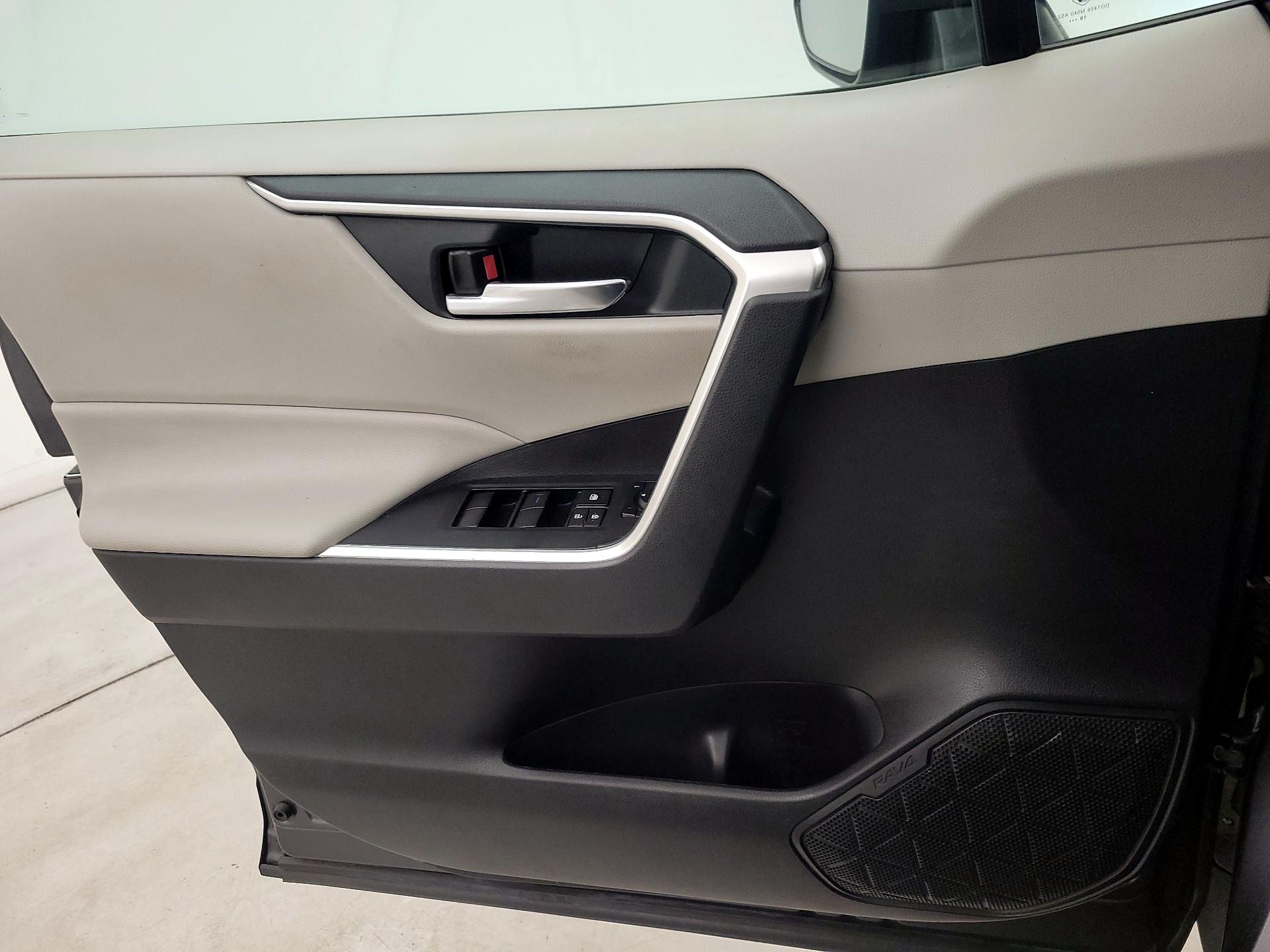 Thumbnail: 2020 Toyota RAV4 - 12