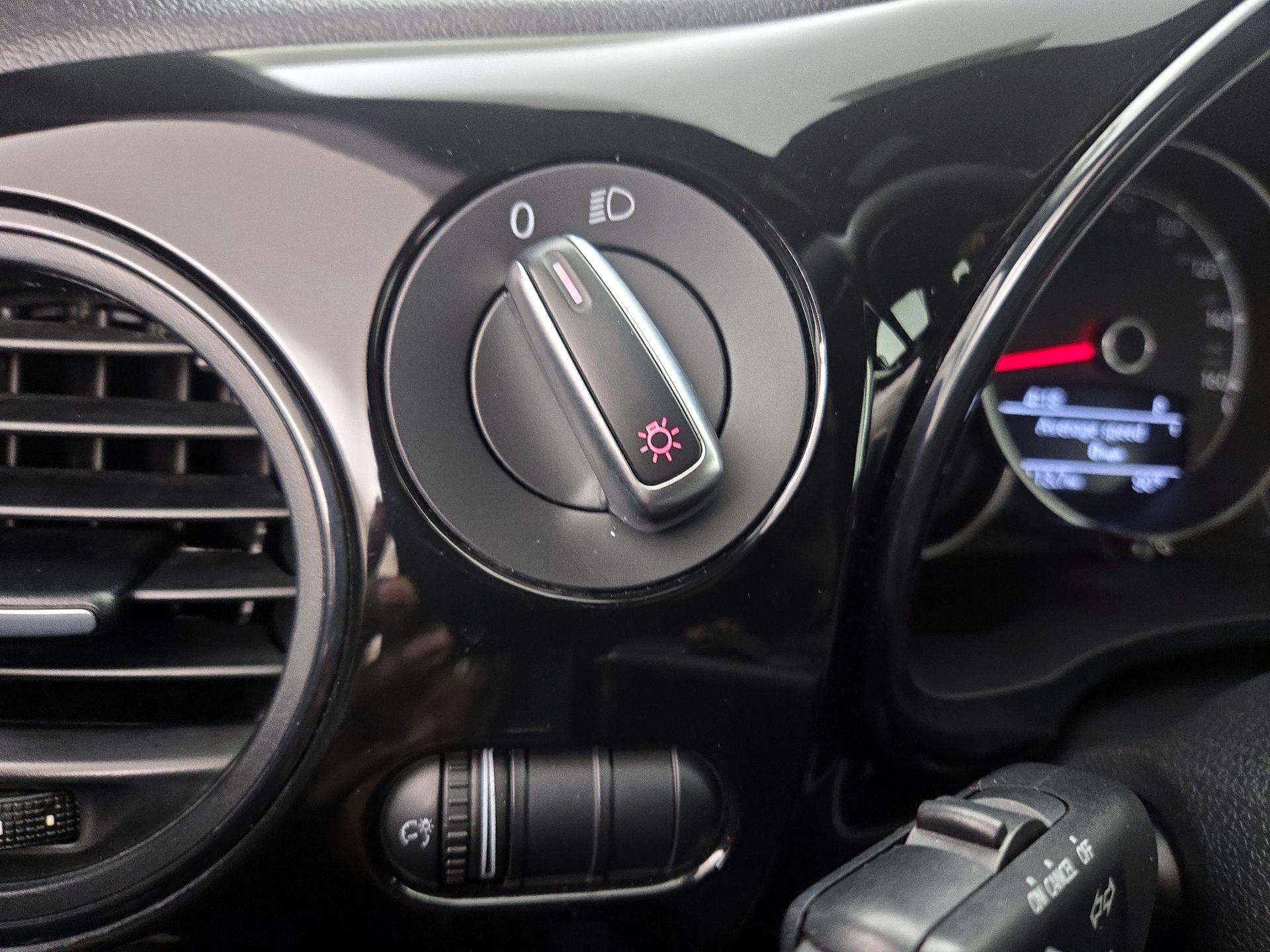 Thumbnail: 2018 Volkswagen Beetle - 13
