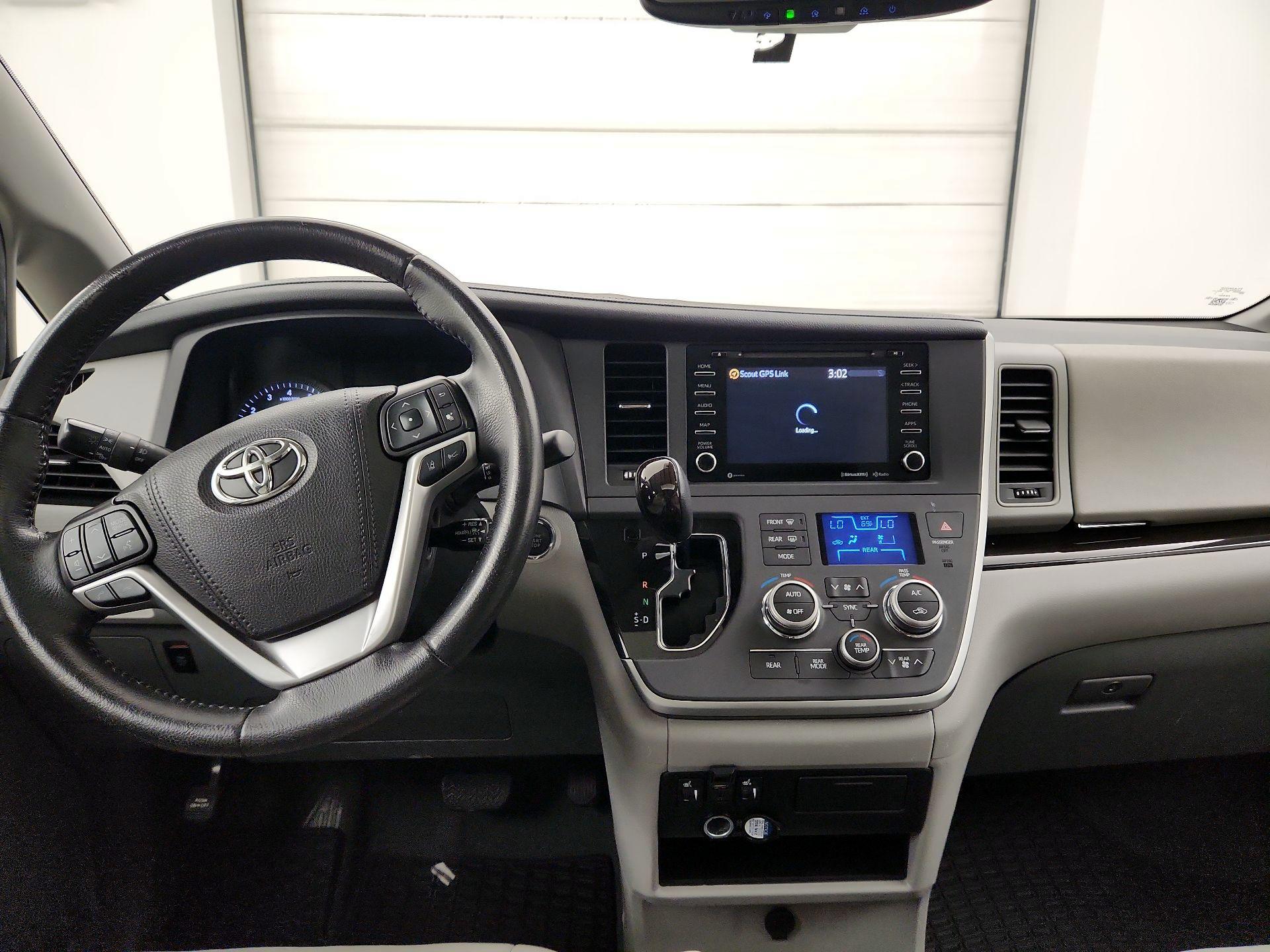 Thumbnail: 2020 Toyota Sienna - 9
