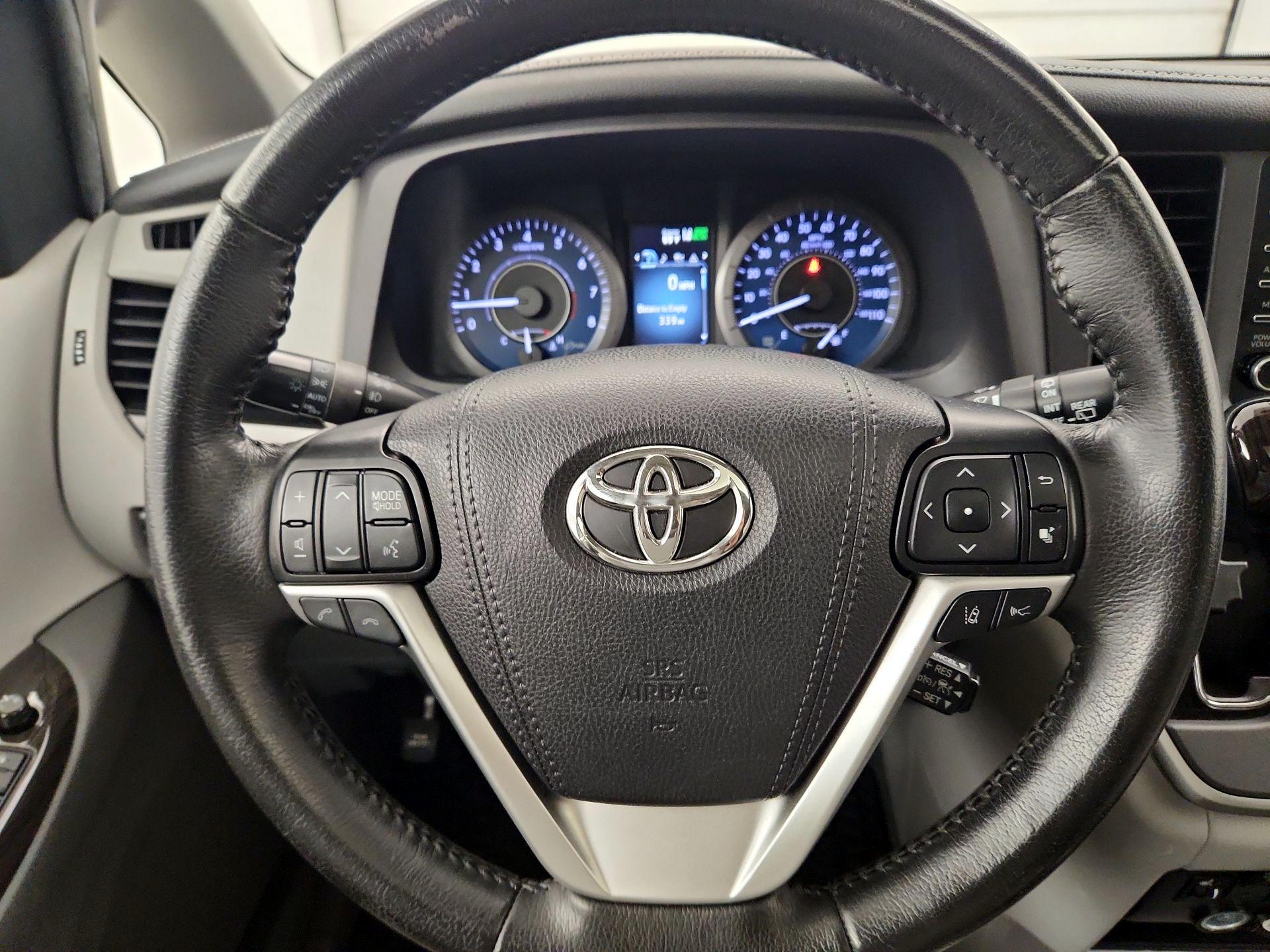 Thumbnail: 2020 Toyota Sienna - 10