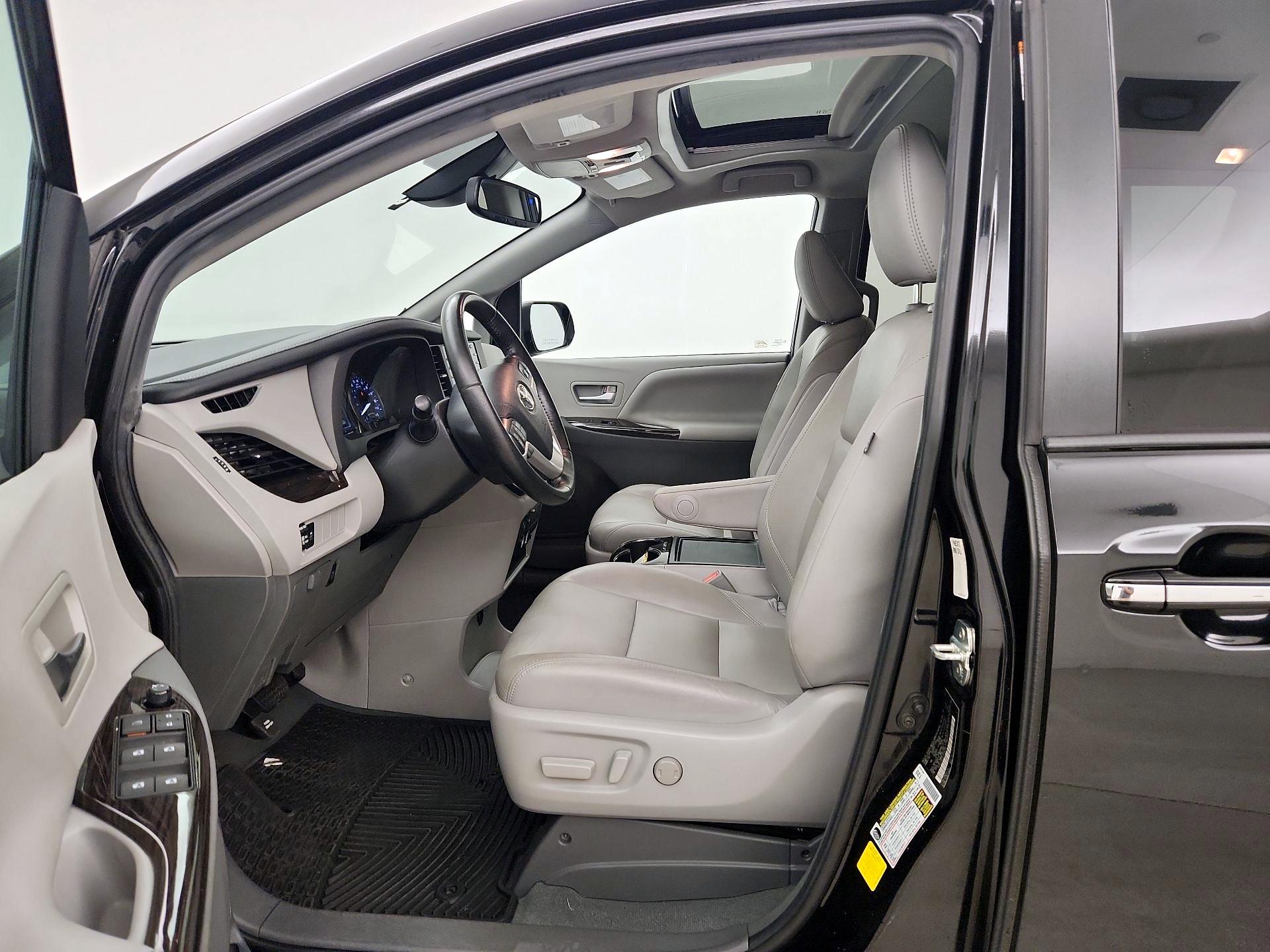 Thumbnail: 2020 Toyota Sienna - 11