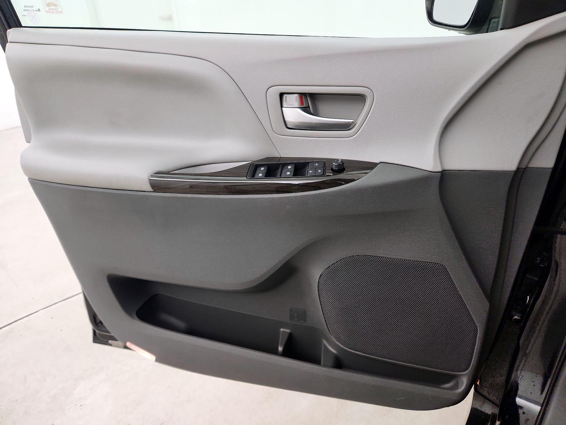 Thumbnail: 2020 Toyota Sienna - 12