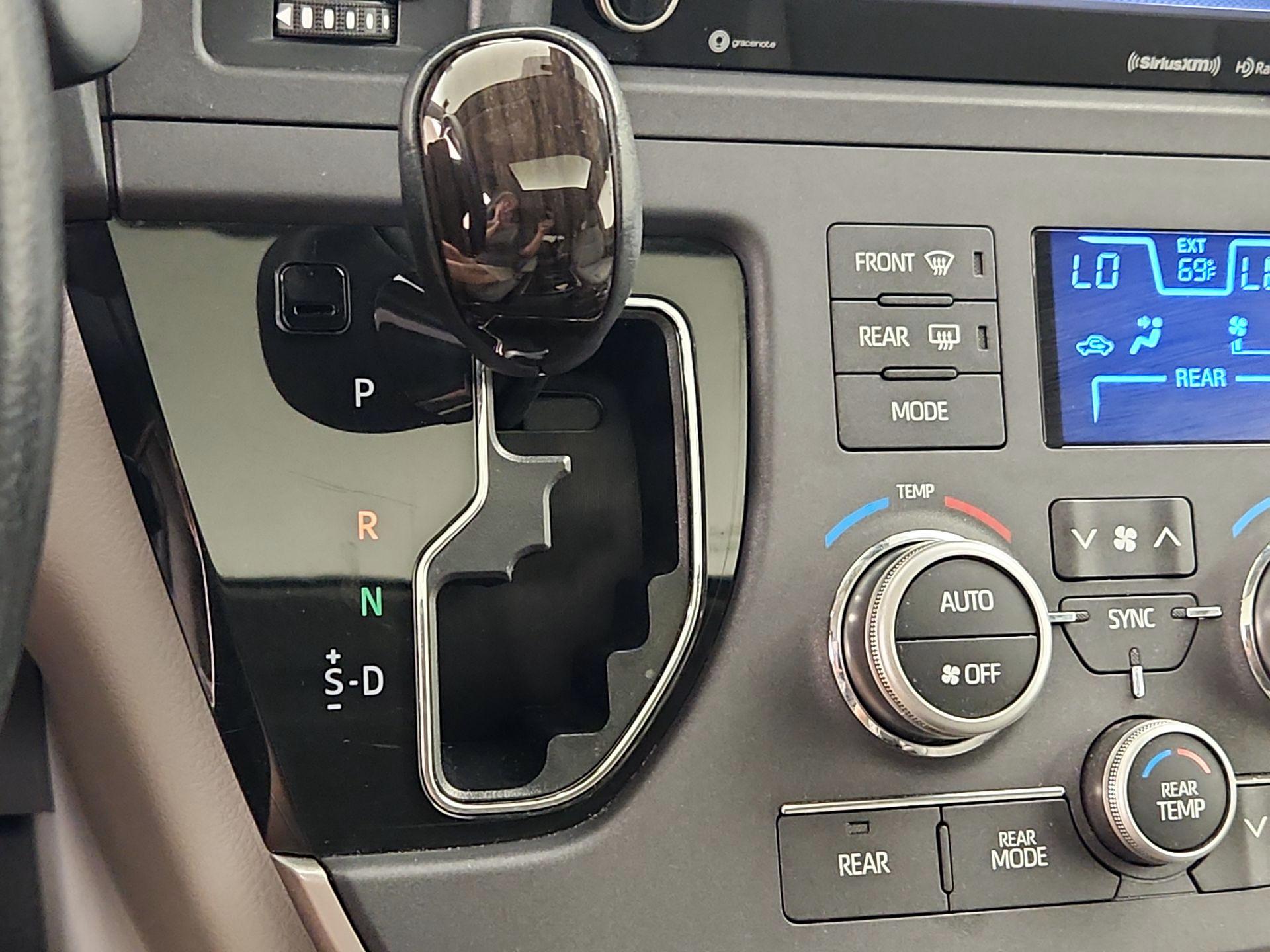Thumbnail: 2020 Toyota Sienna - 17
