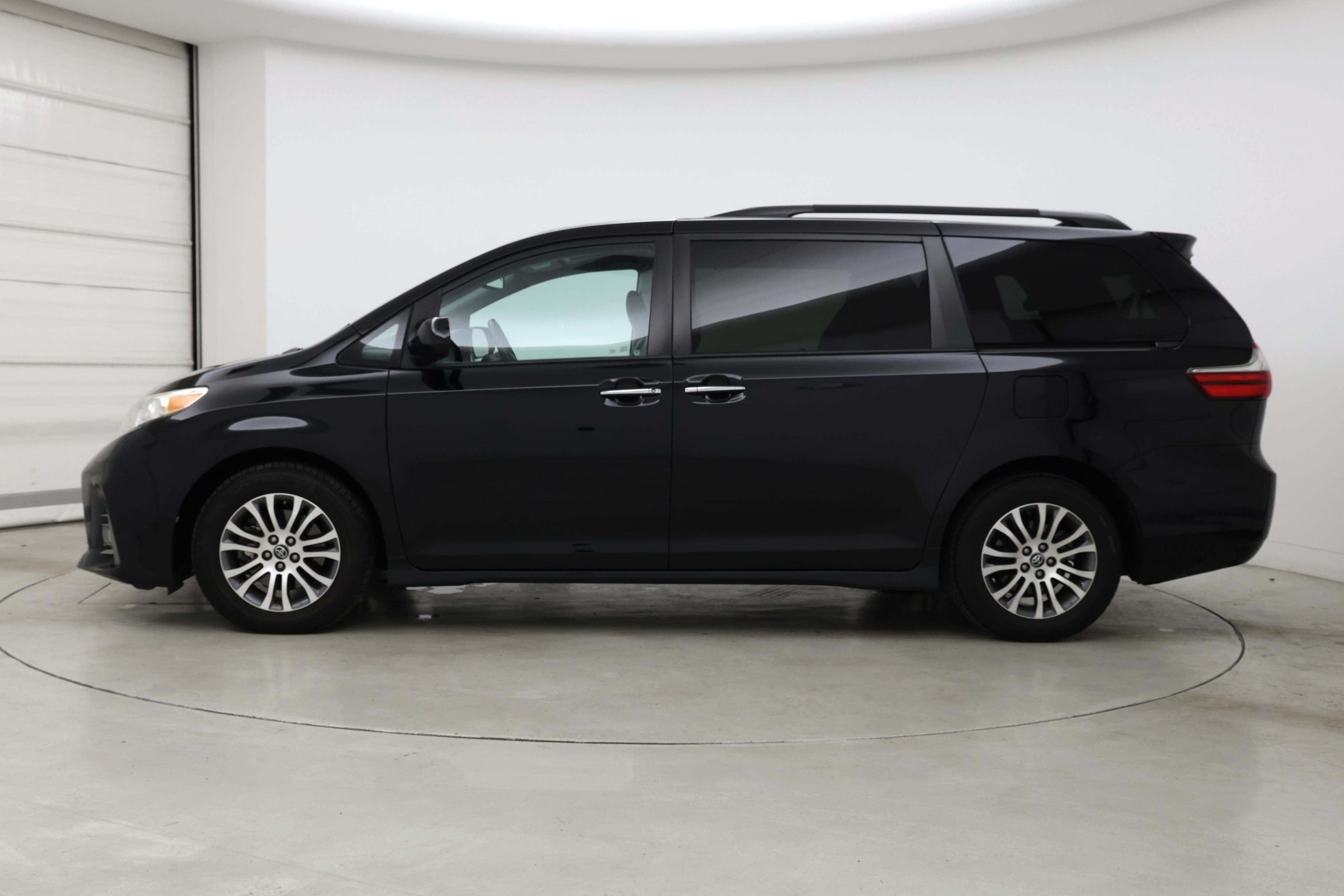 Thumbnail: 2020 Toyota Sienna - 3