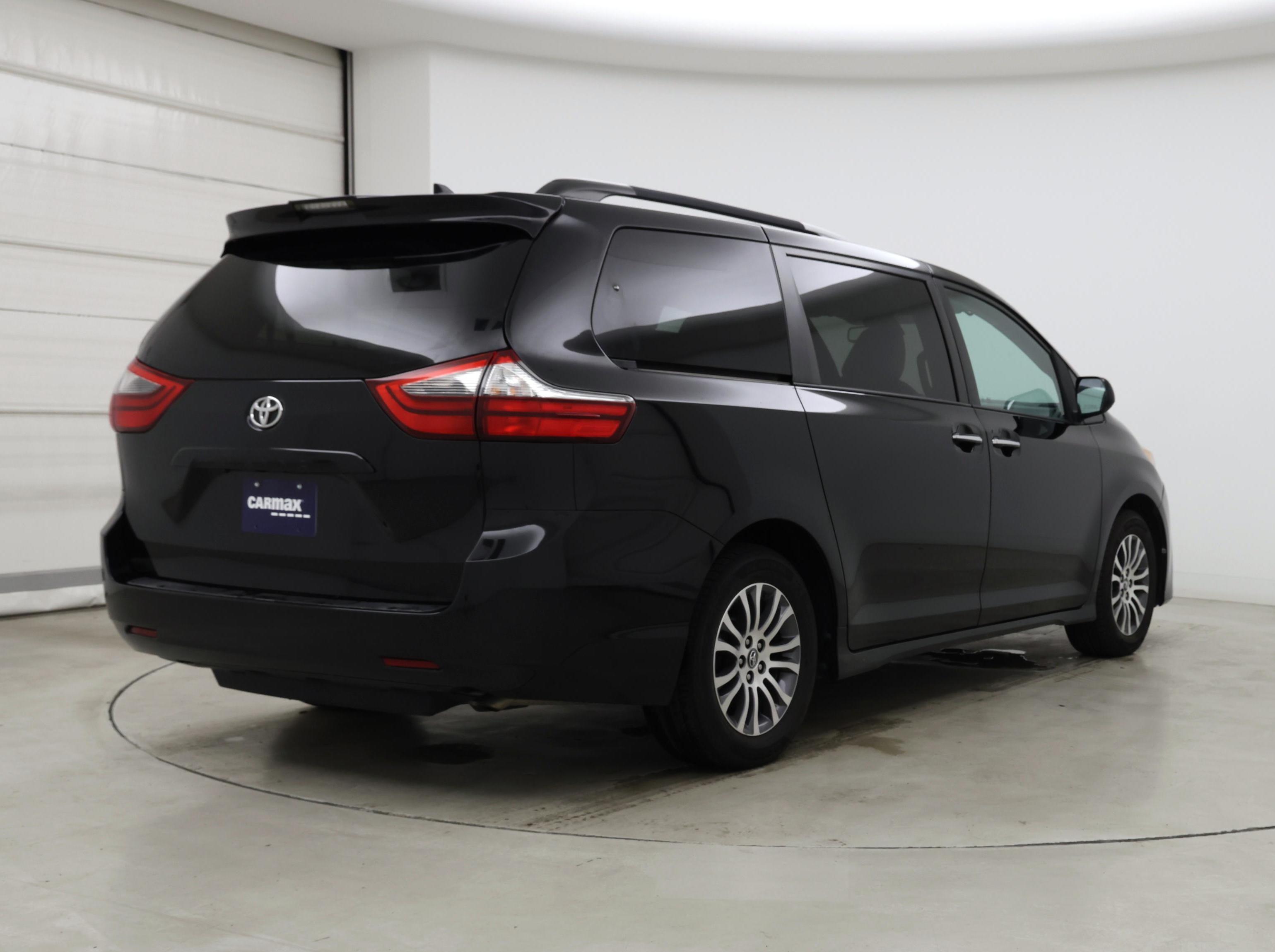 Thumbnail: 2020 Toyota Sienna - 8