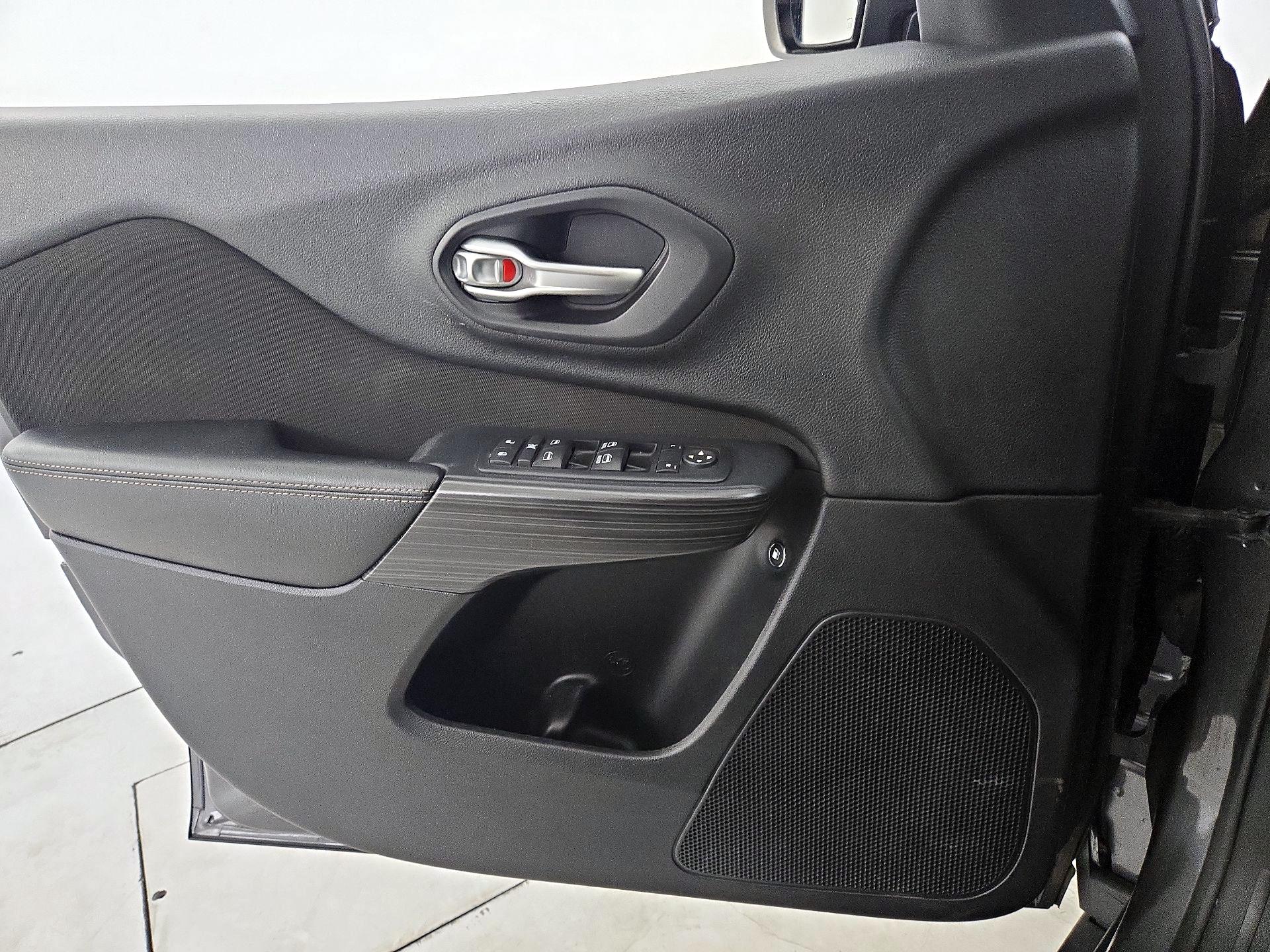 Thumbnail: 2016 Jeep Cherokee - 12