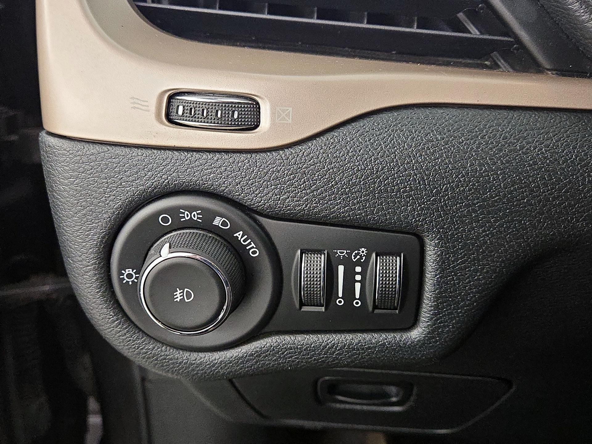 Thumbnail: 2016 Jeep Cherokee - 13