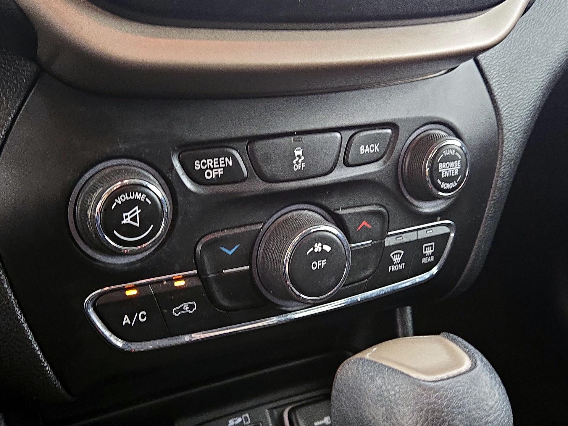 Thumbnail: 2016 Jeep Cherokee - 16