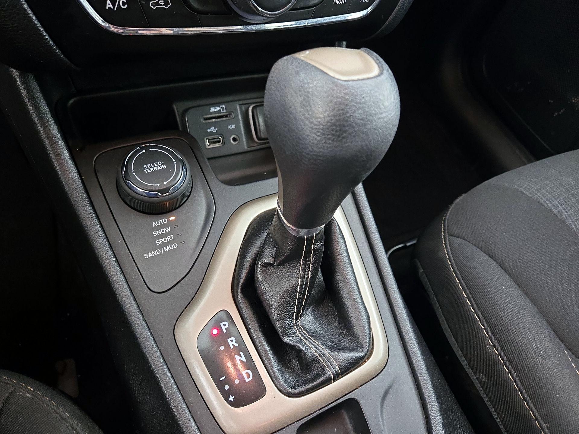 Thumbnail: 2016 Jeep Cherokee - 17