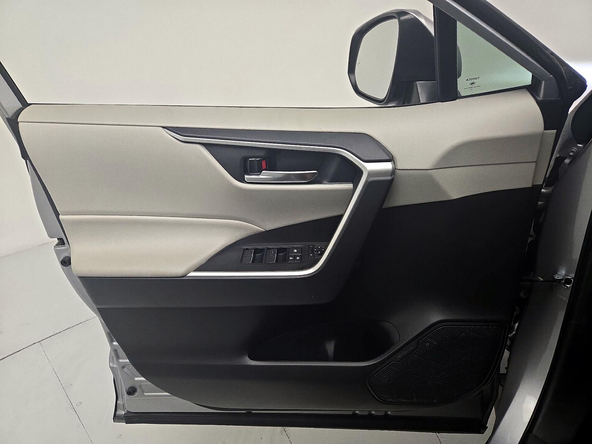Thumbnail: 2020 Toyota RAV4 - 12