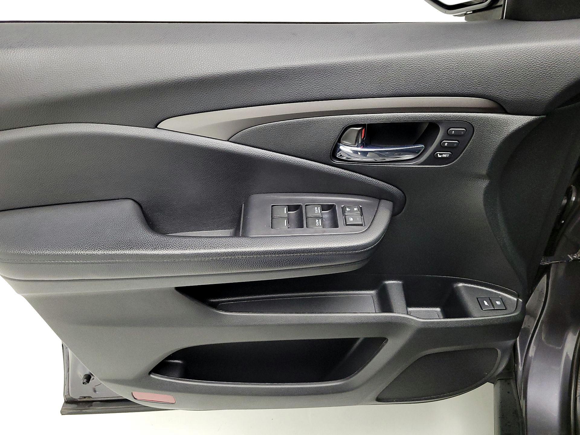 Thumbnail: 2019 Honda Pilot - 12
