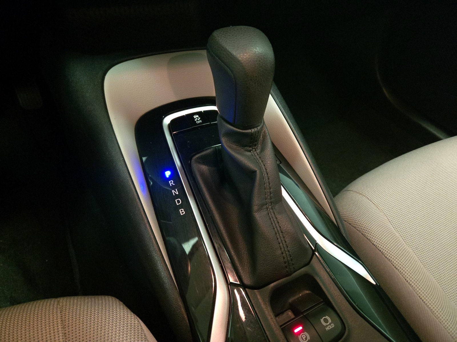 2022 Toyota Corolla LE - Photo 18