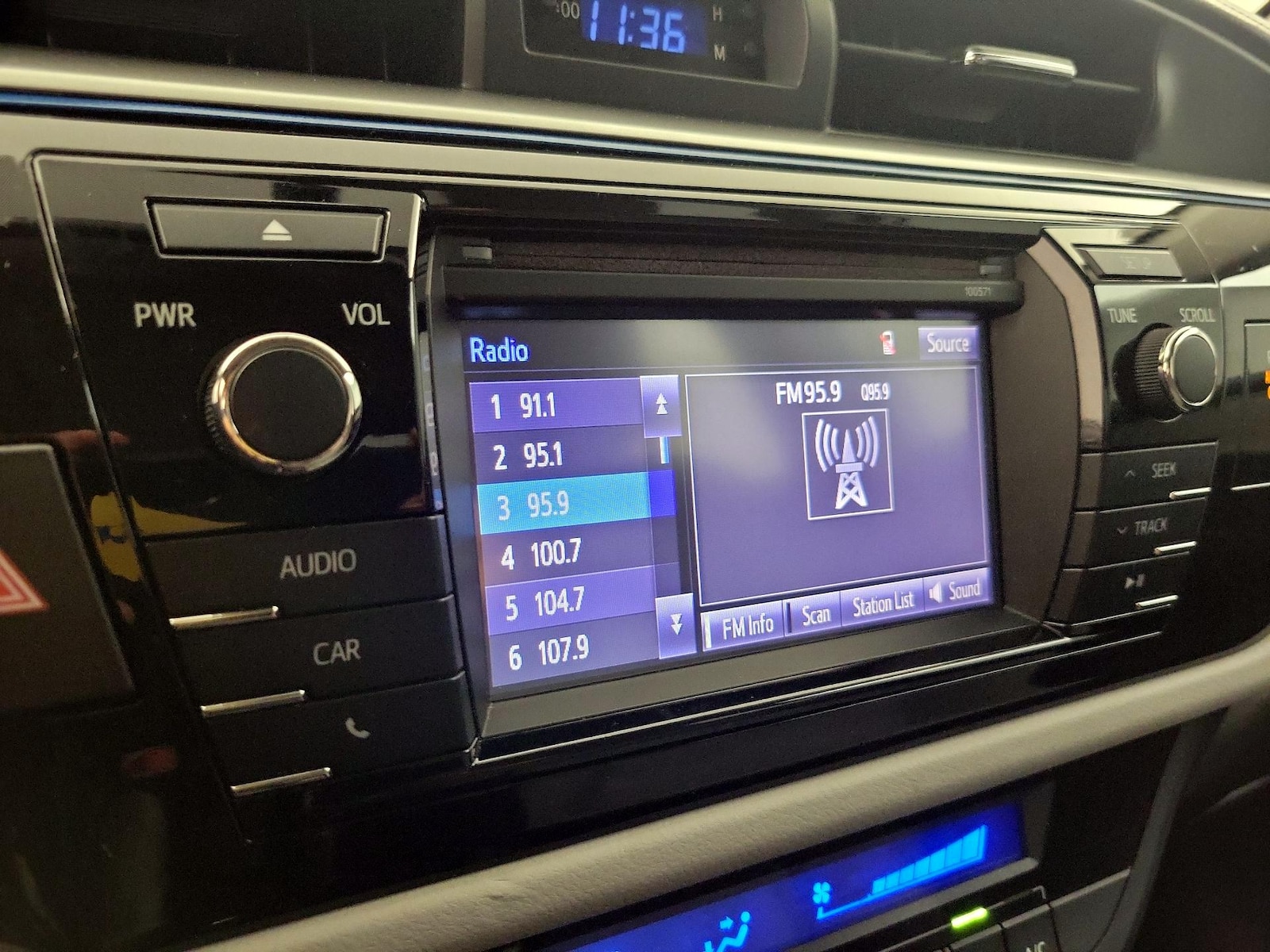 2016 Toyota Corolla LE - Photo 16