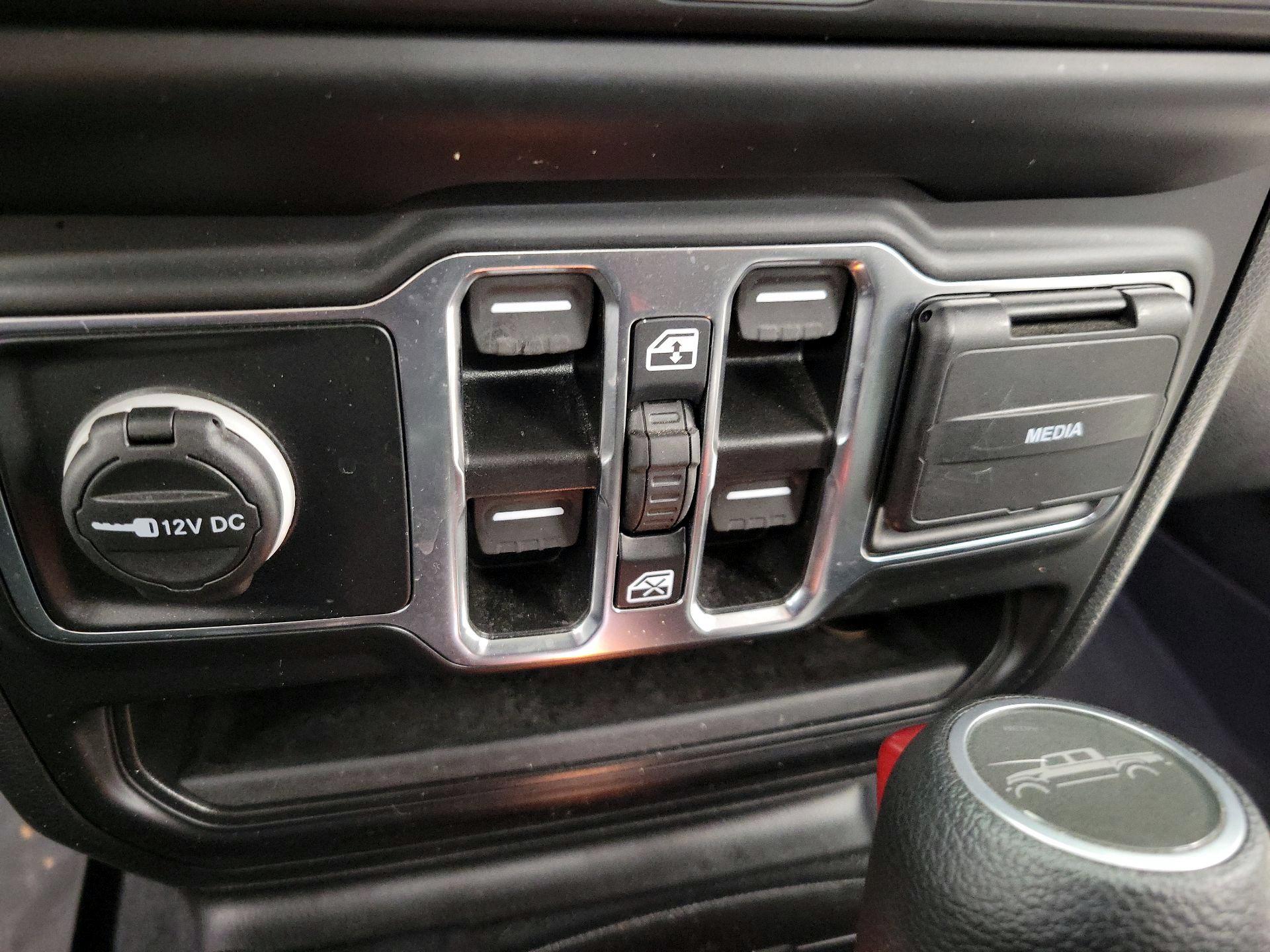 Thumbnail: 2021 Jeep Gladiator - 18