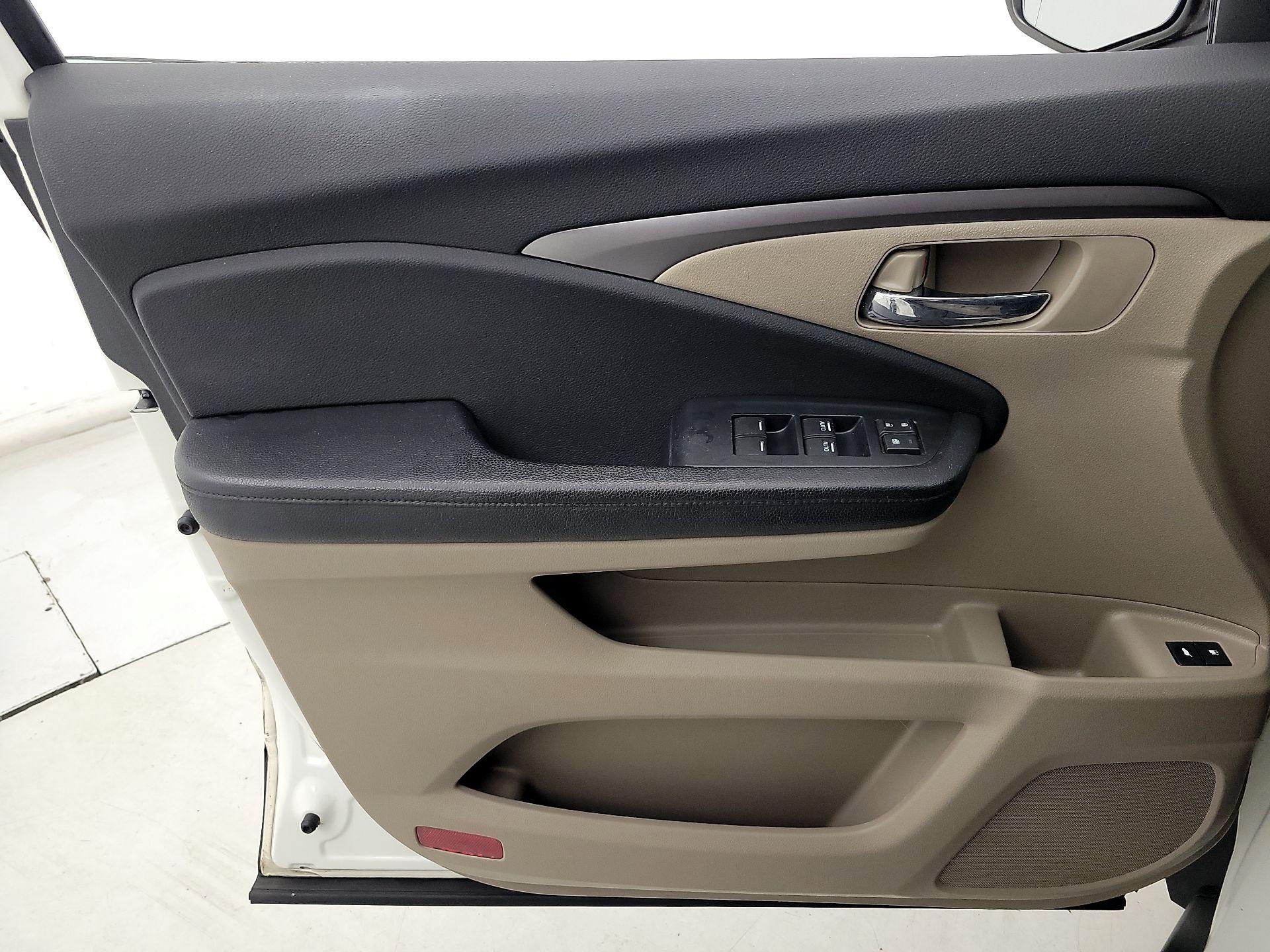 Thumbnail: 2016 Honda Pilot - 12