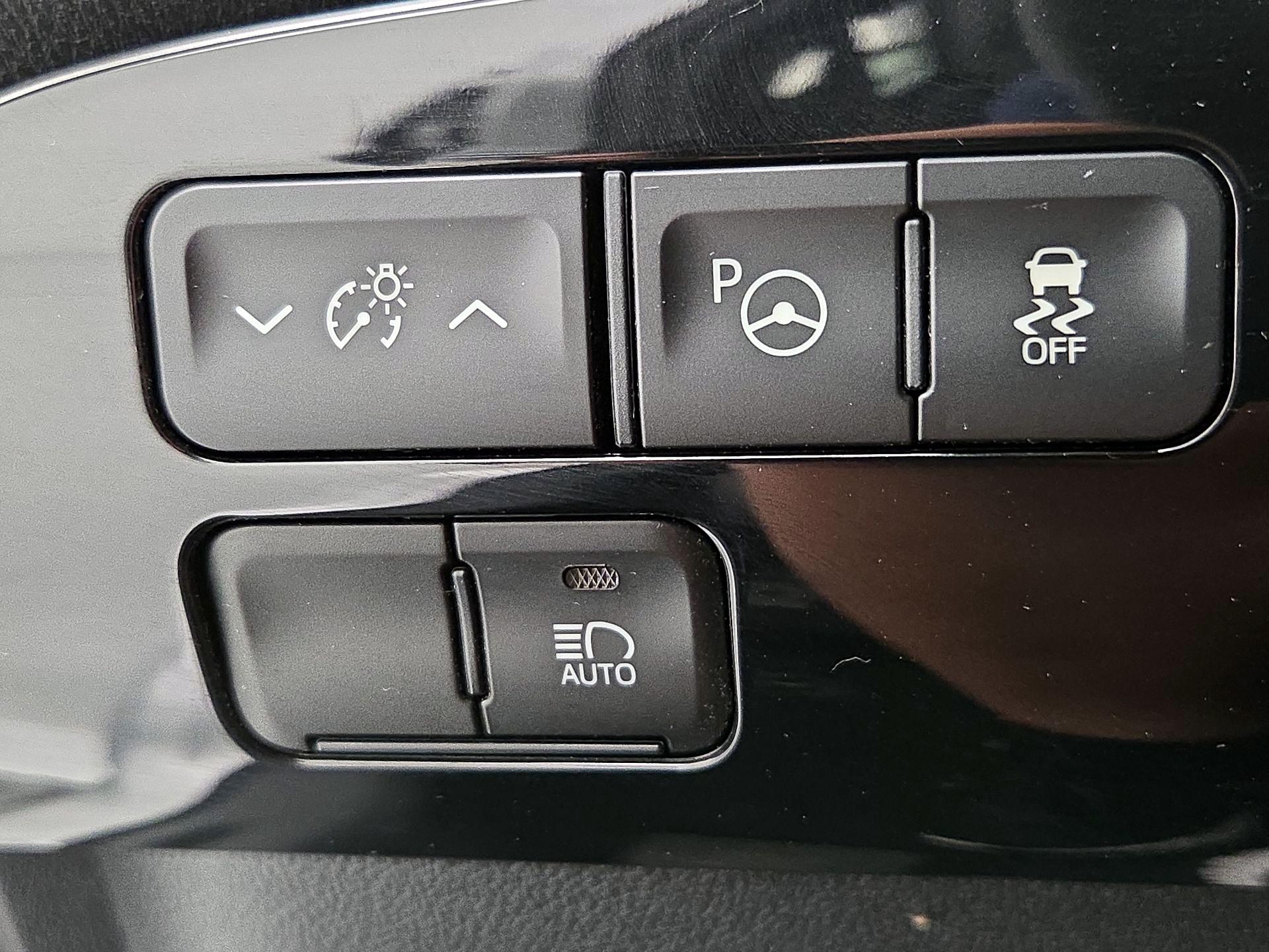 Thumbnail: 2021 Toyota Prius - 13