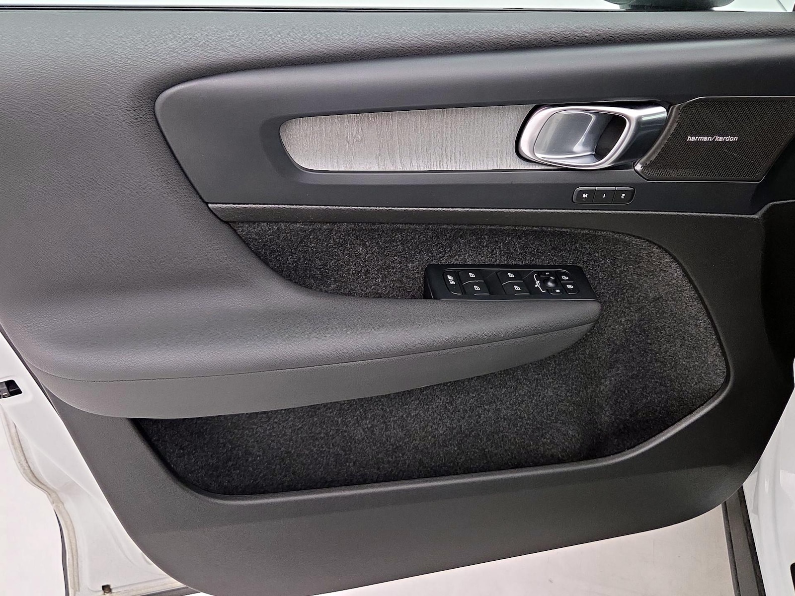 2024 Volvo XC40 Ultimate - Photo 13