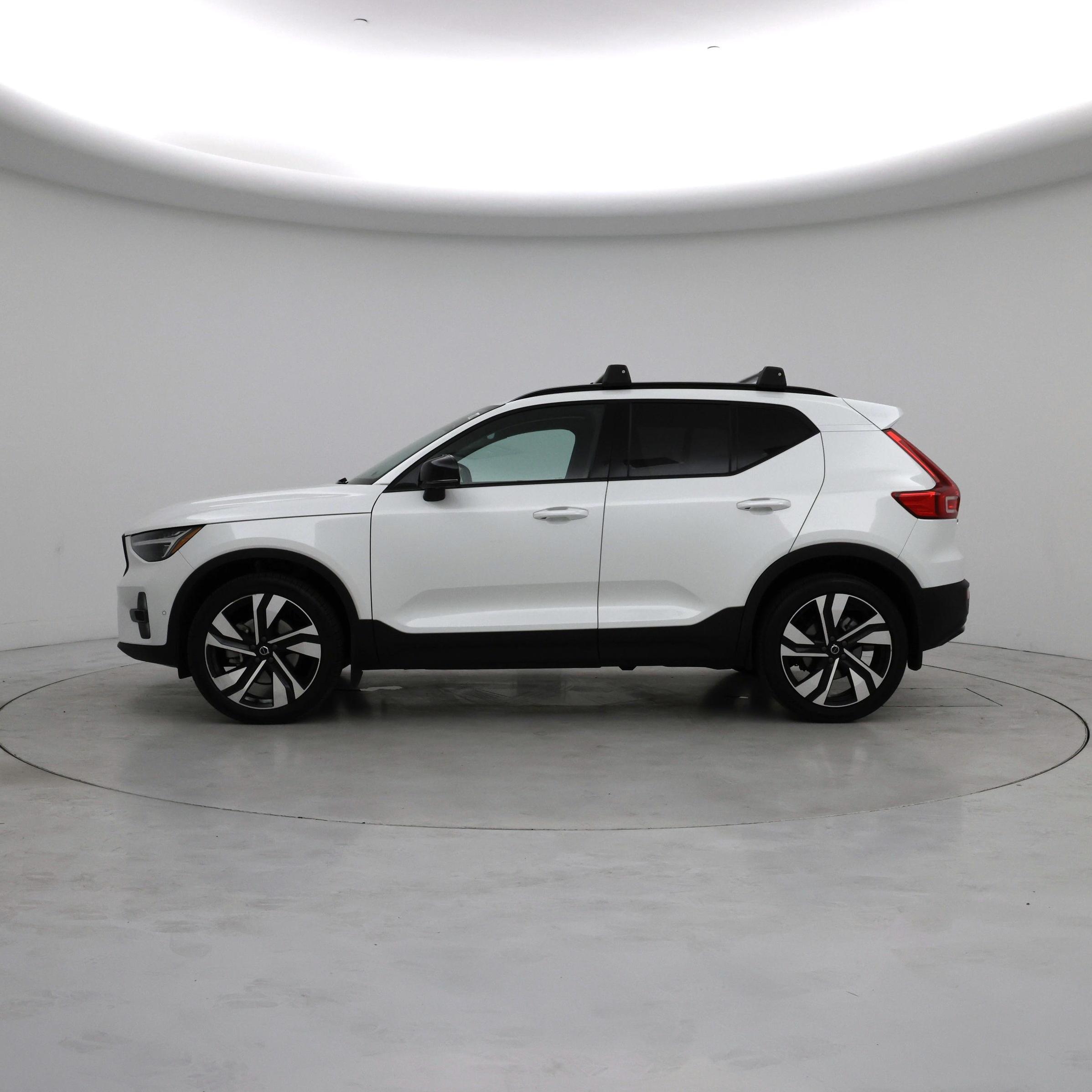 Thumbnail: 2024 Volvo XC40 - 3