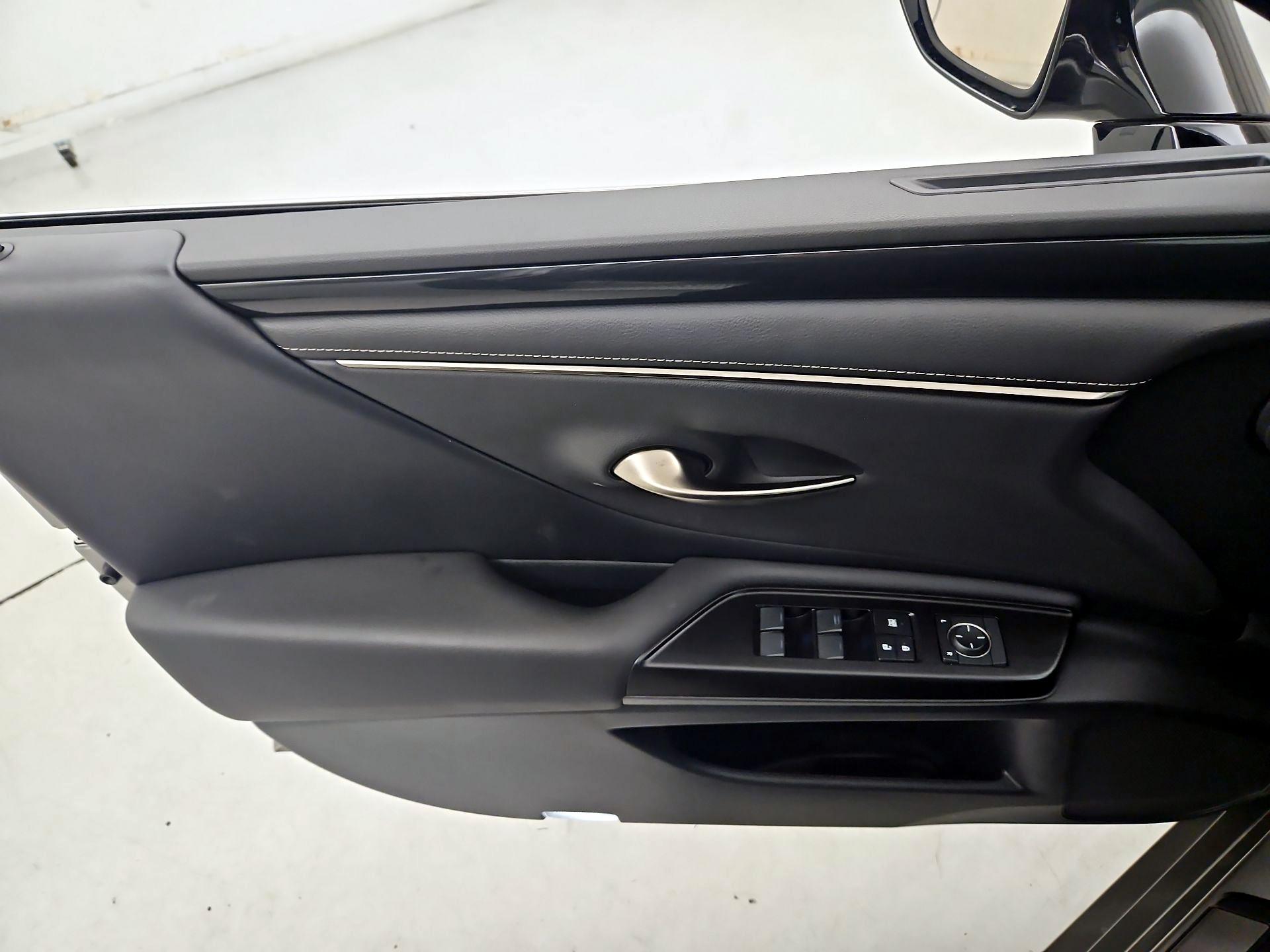 Thumbnail: 2019 Lexus ES - 12