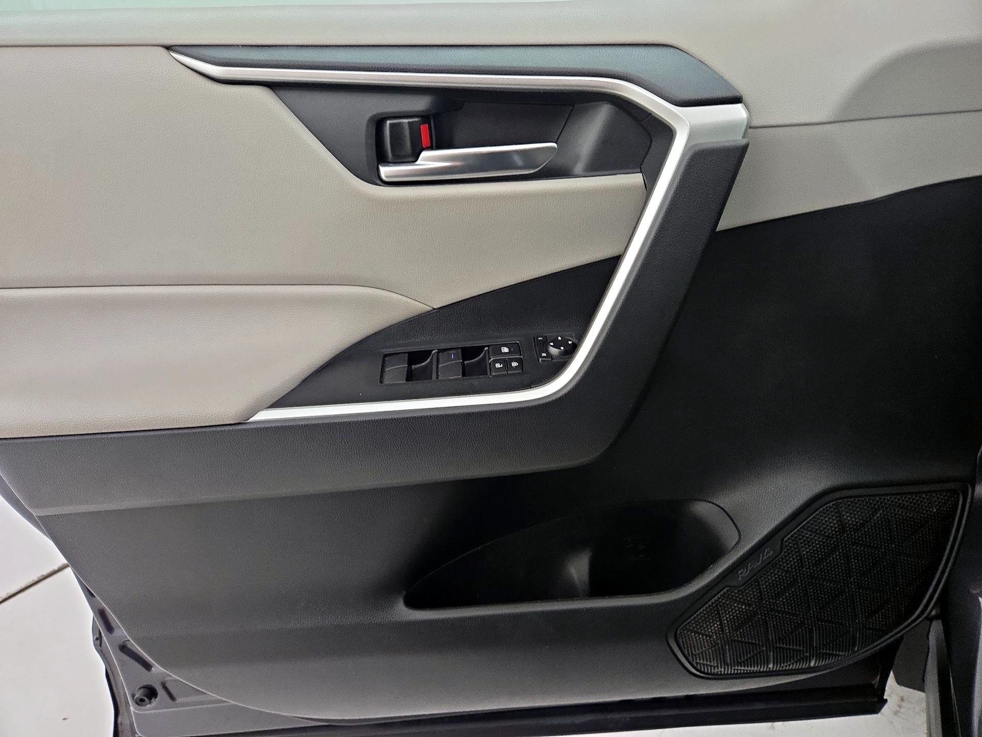 Thumbnail: 2020 Toyota RAV4 - 12