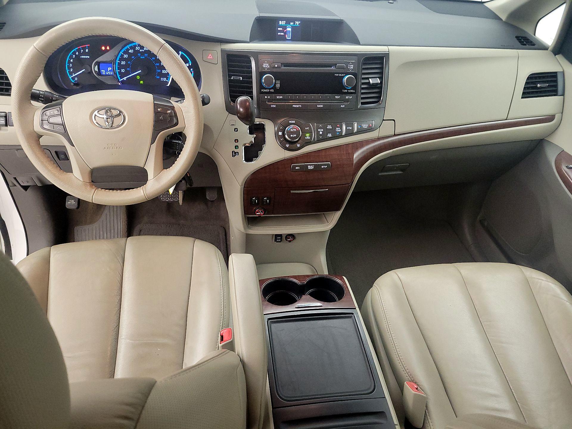Thumbnail: 2014 Toyota Sienna - 9