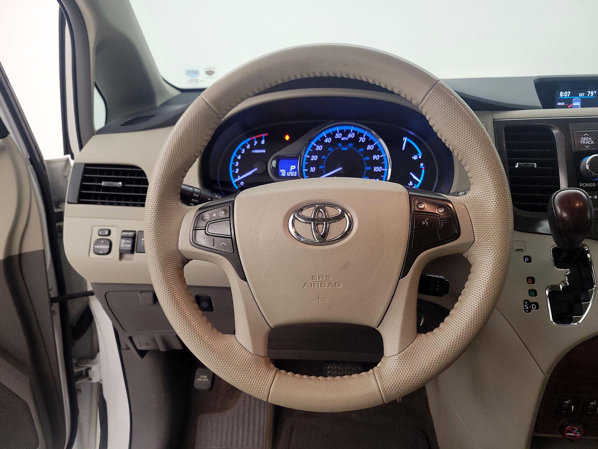 Thumbnail: 2014 Toyota Sienna - 10