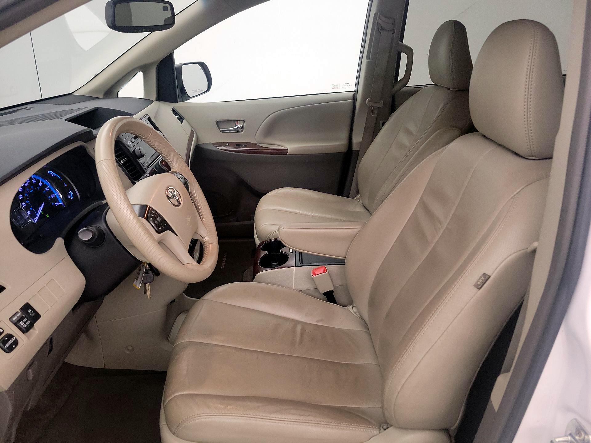Thumbnail: 2014 Toyota Sienna - 11
