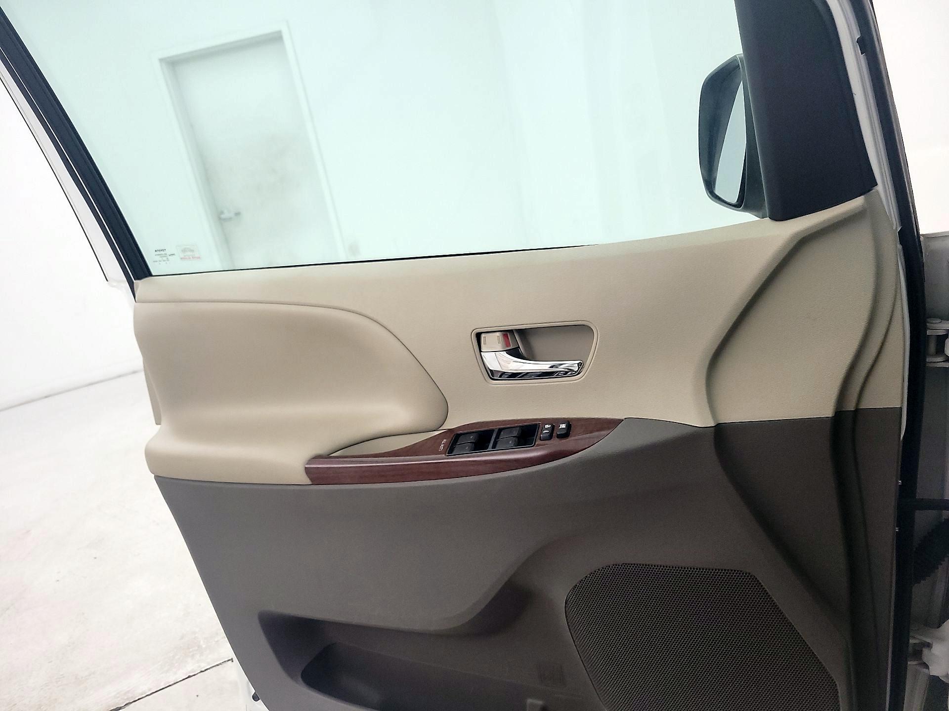 Thumbnail: 2014 Toyota Sienna - 12