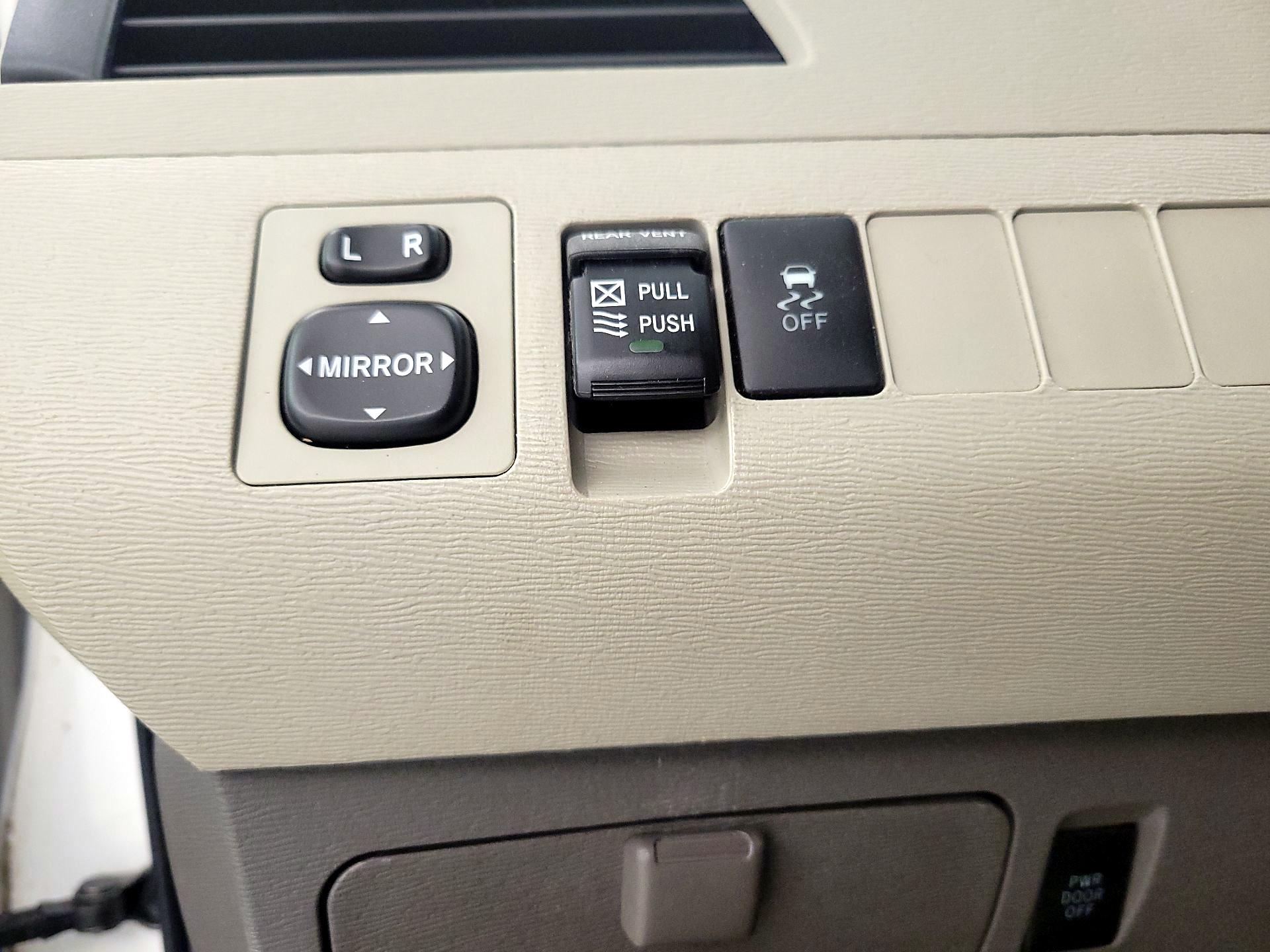 Thumbnail: 2014 Toyota Sienna - 13