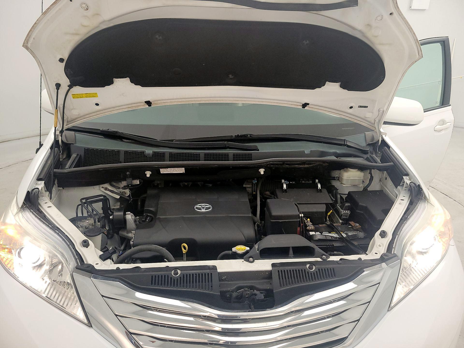 Thumbnail: 2014 Toyota Sienna - 20