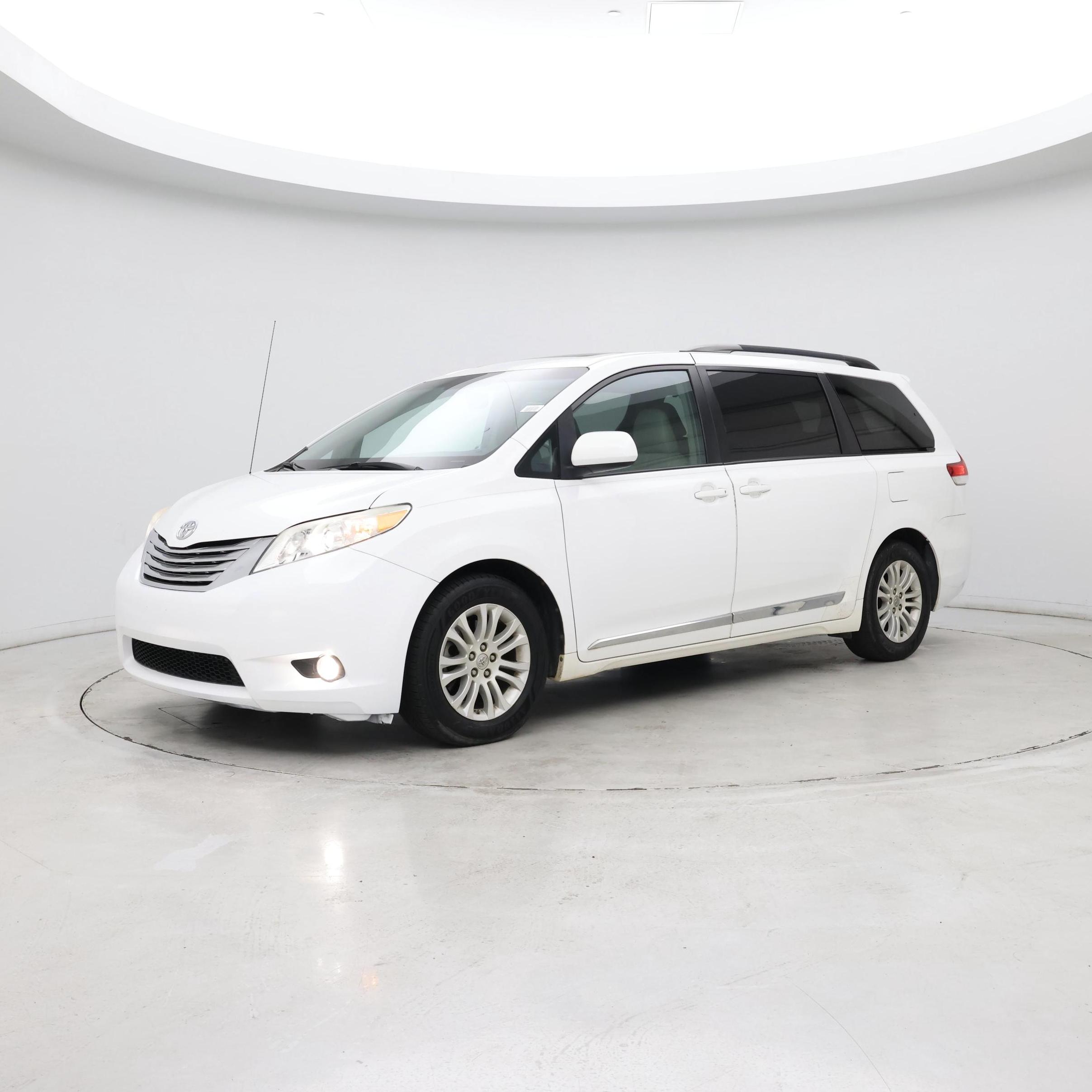 Thumbnail: 2014 Toyota Sienna - 3