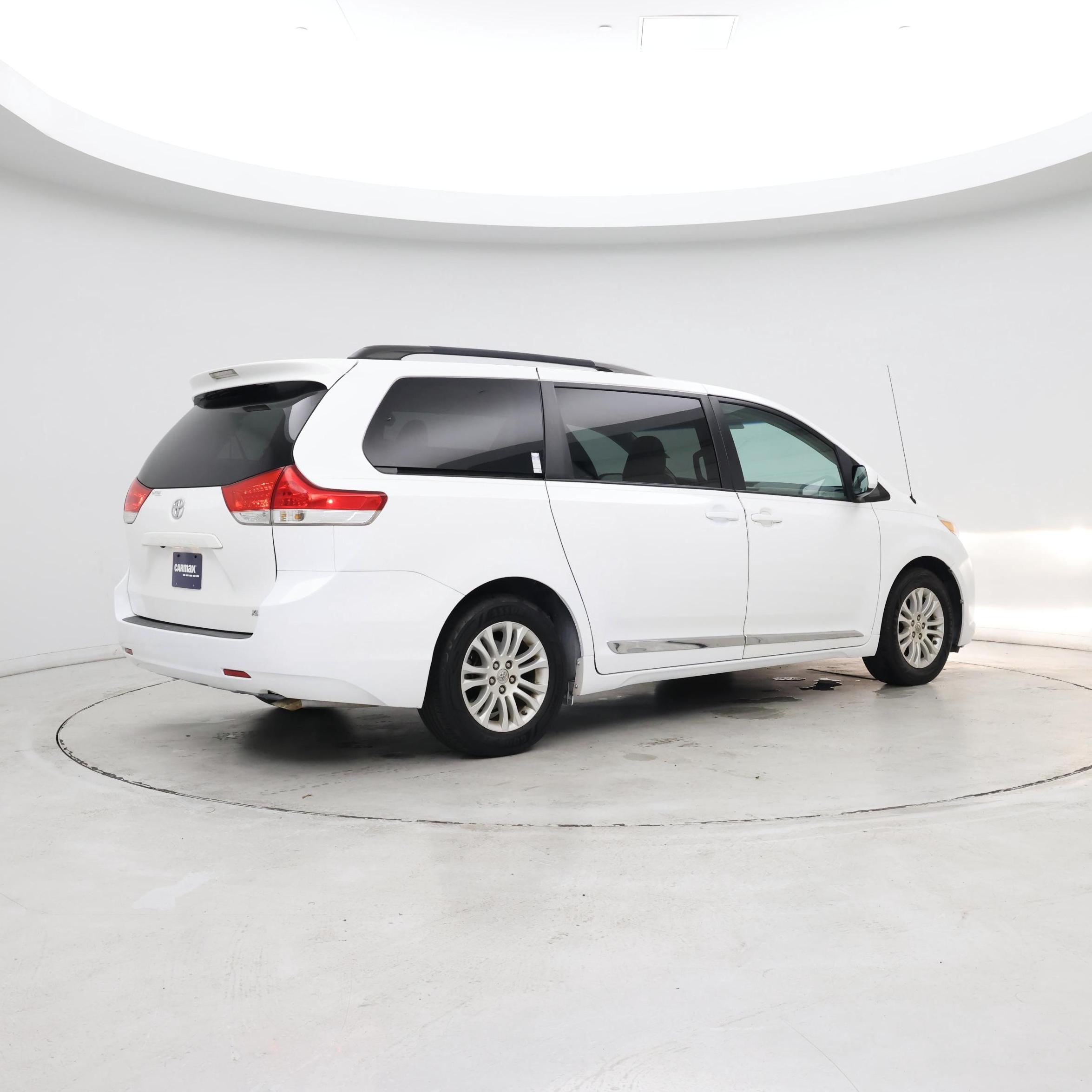 Thumbnail: 2014 Toyota Sienna - 6