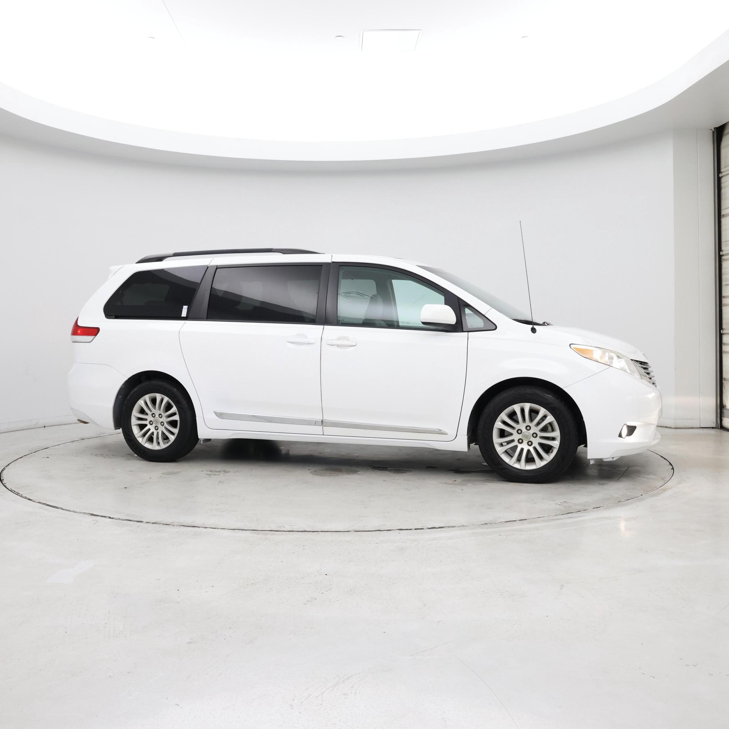 Thumbnail: 2014 Toyota Sienna - 7