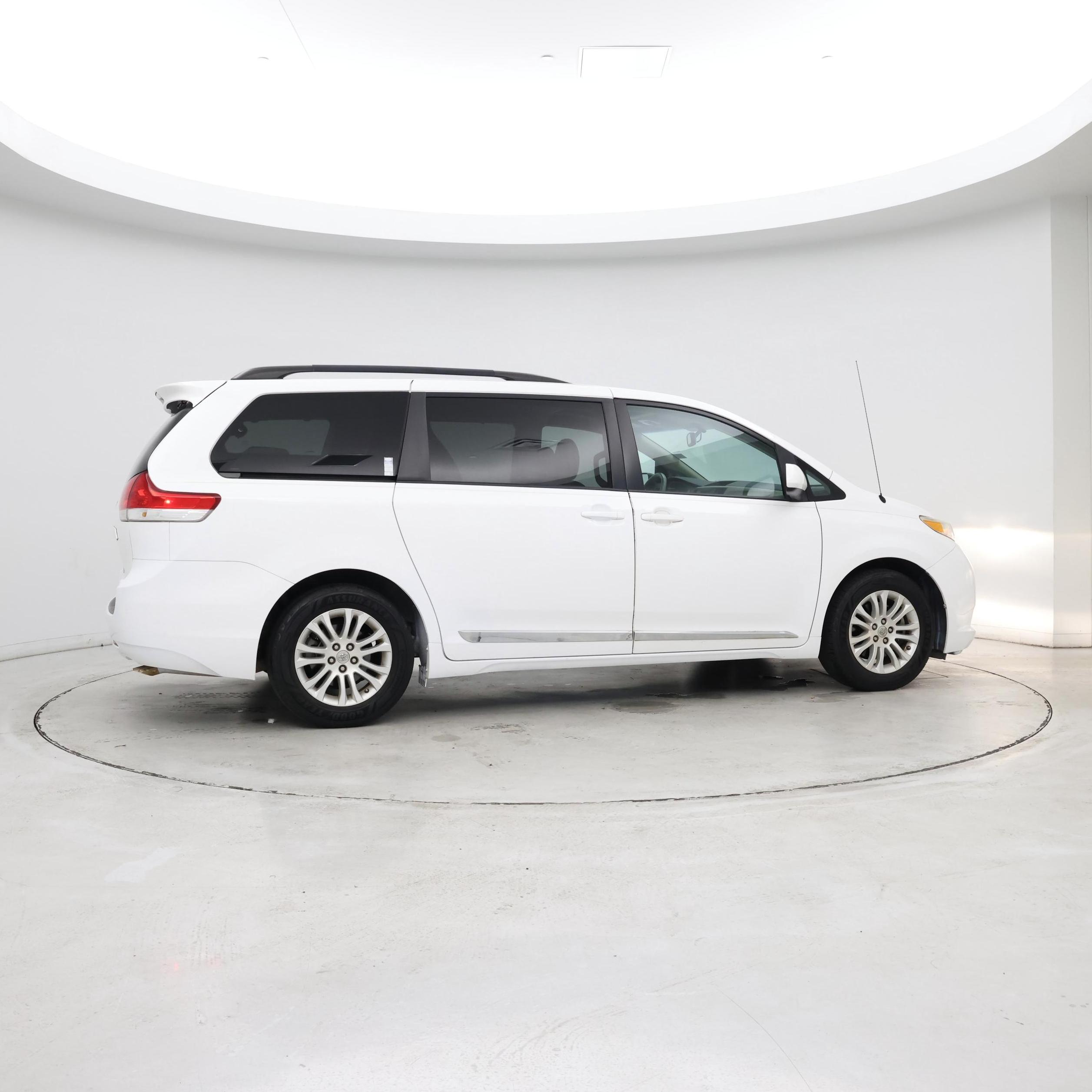 Thumbnail: 2014 Toyota Sienna - 8