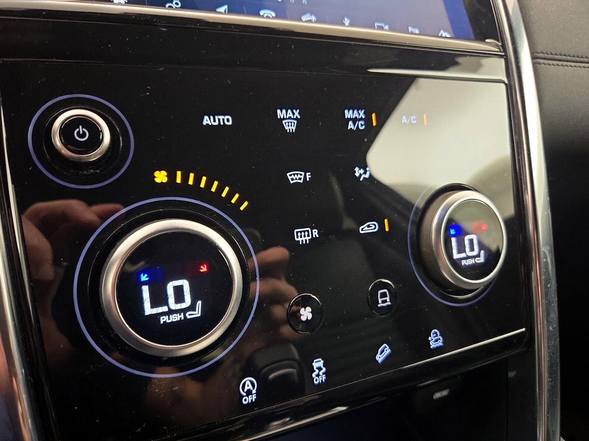 Thumbnail: 2020 Land Rover Discovery Sport - 17