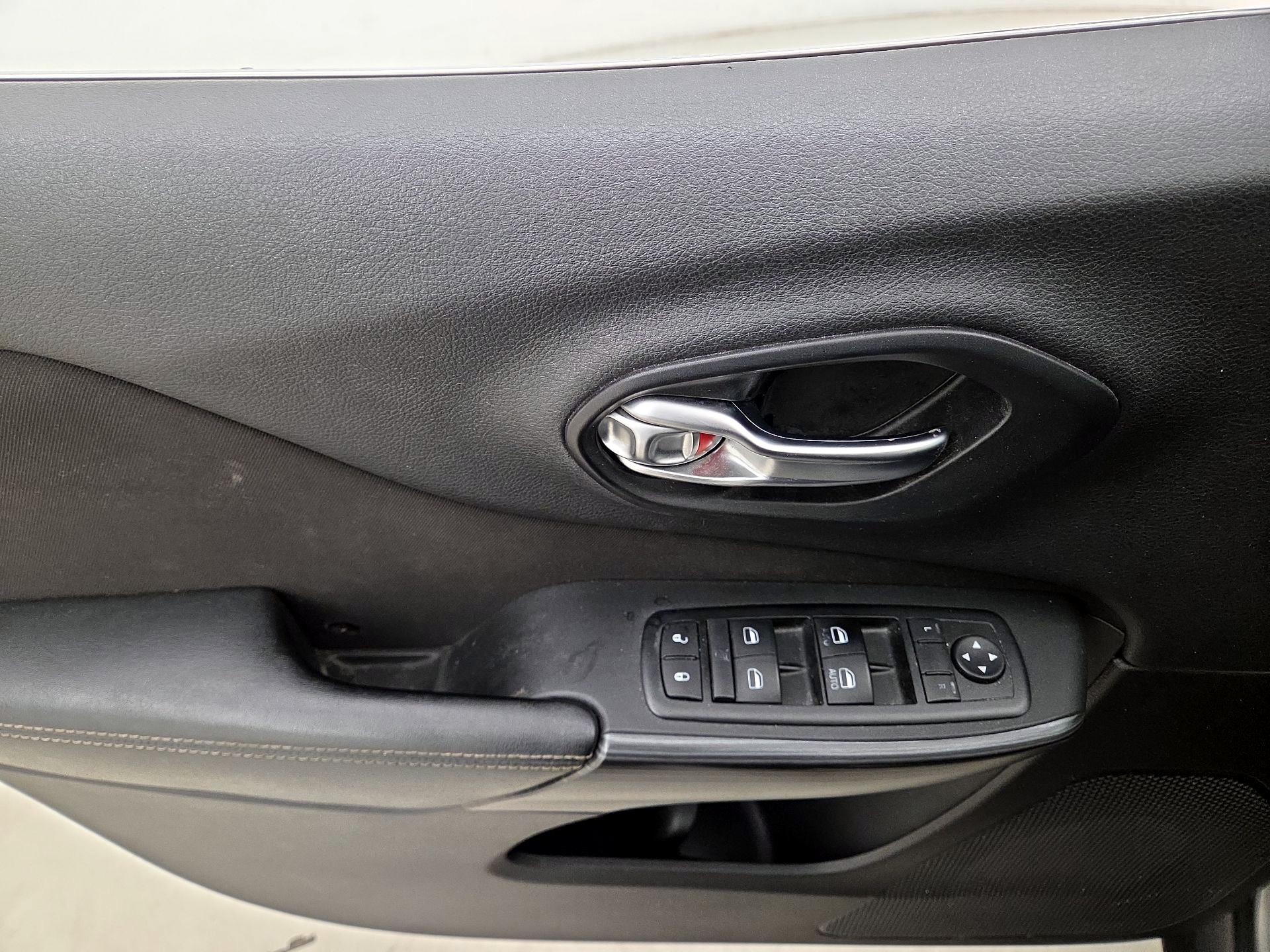 Thumbnail: 2015 Jeep Cherokee - 12