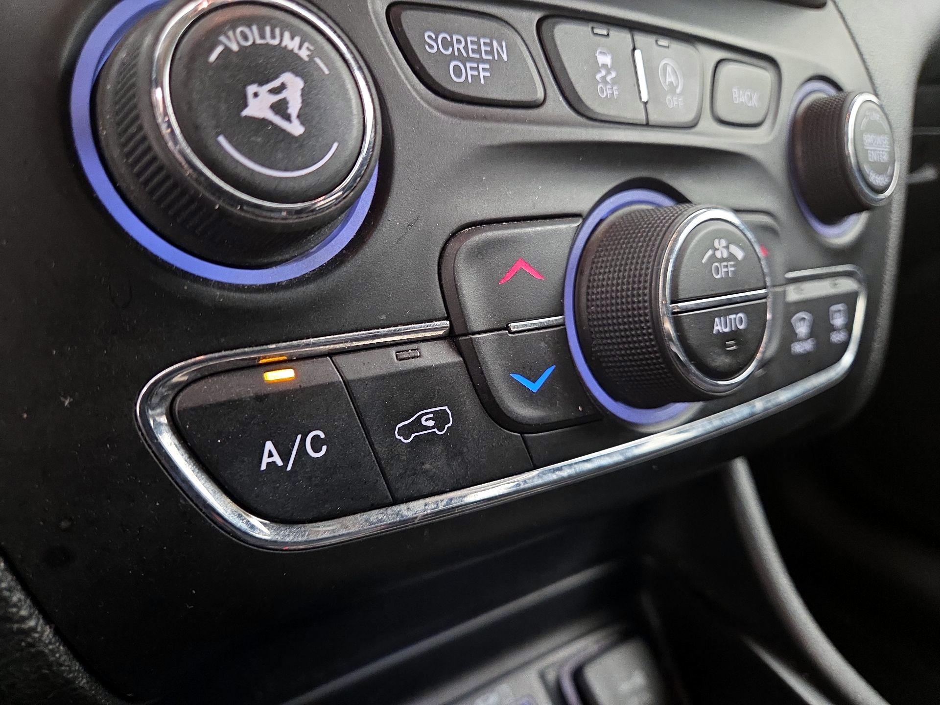 Thumbnail: 2015 Jeep Cherokee - 16
