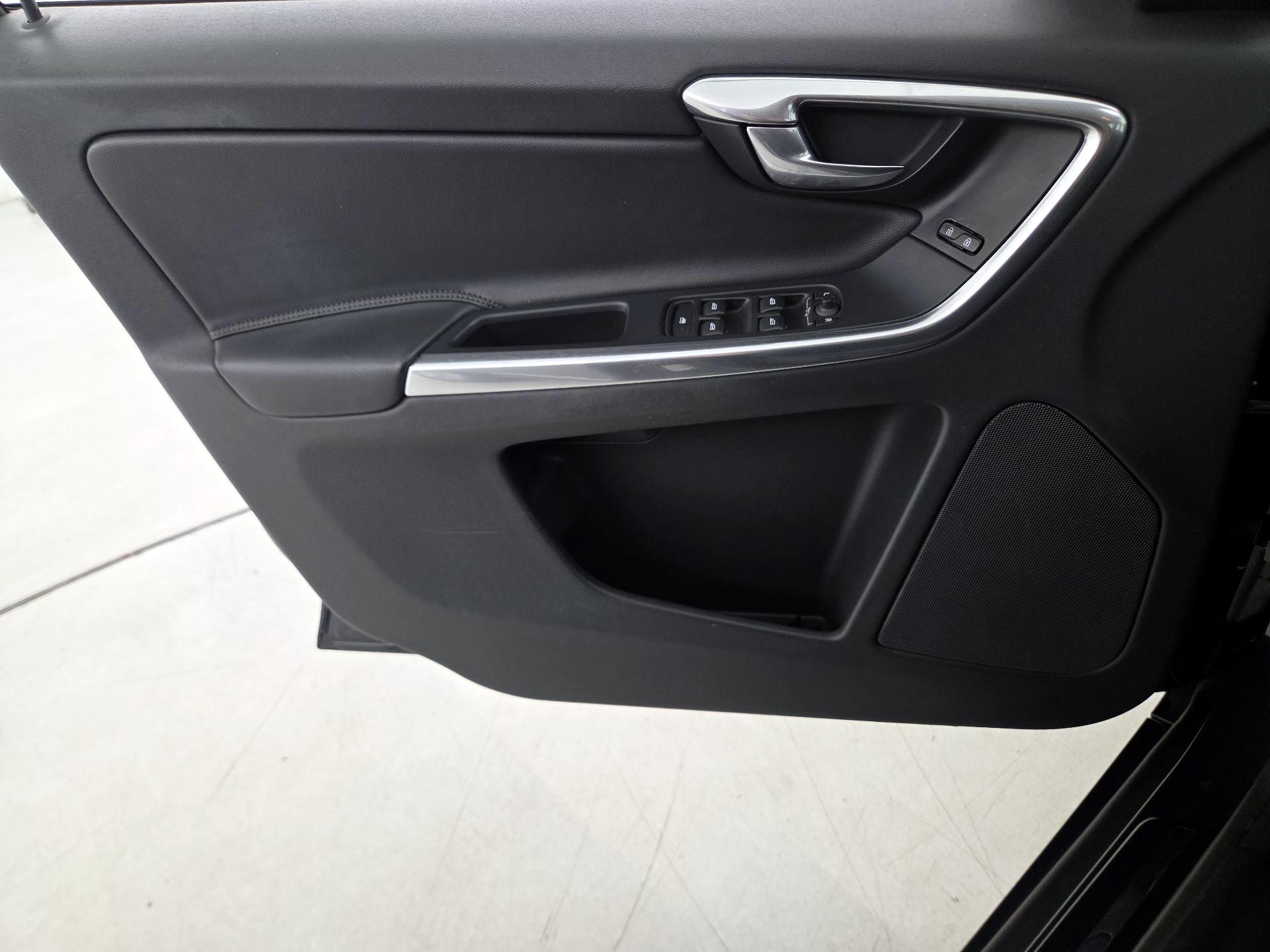 Thumbnail: 2016 Volvo XC60 - 12