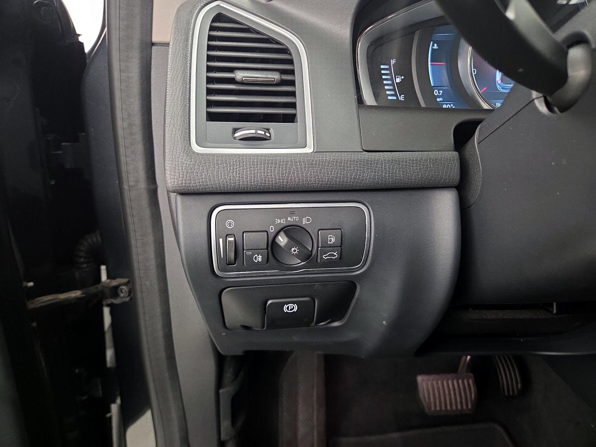 Thumbnail: 2016 Volvo XC60 - 13