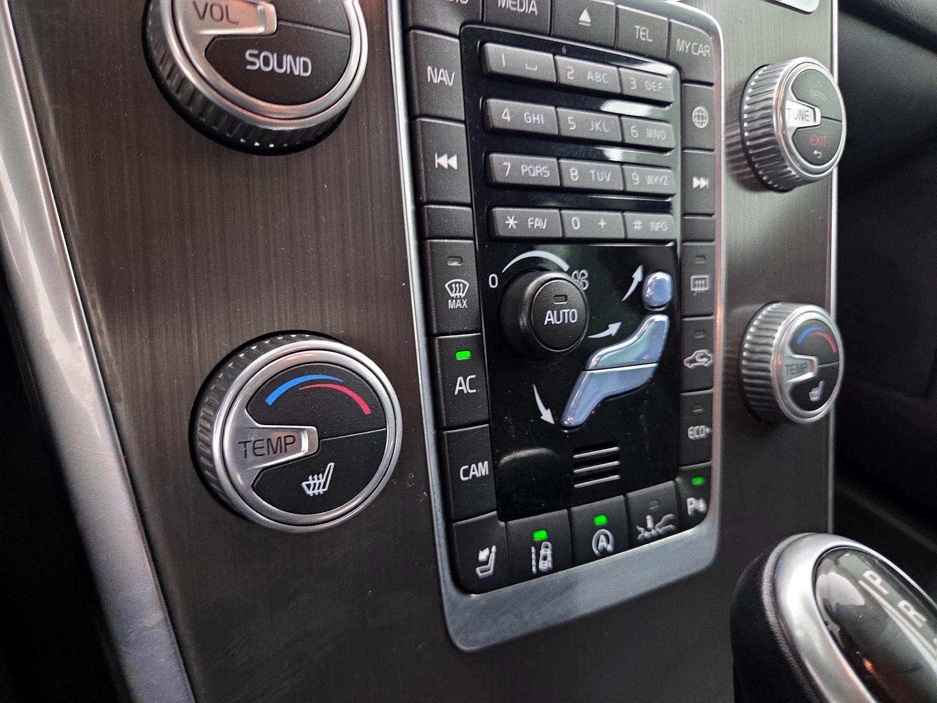 Thumbnail: 2016 Volvo XC60 - 16