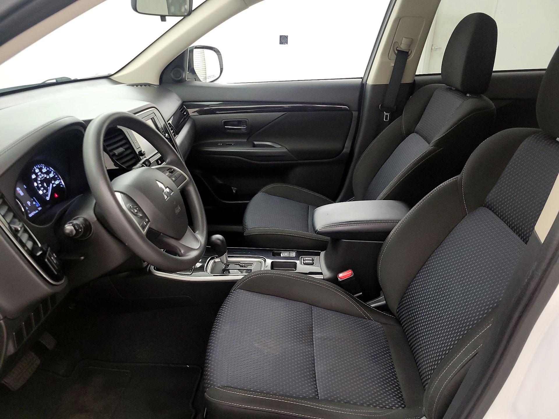 Thumbnail: 2019 Mitsubishi Outlander - 11