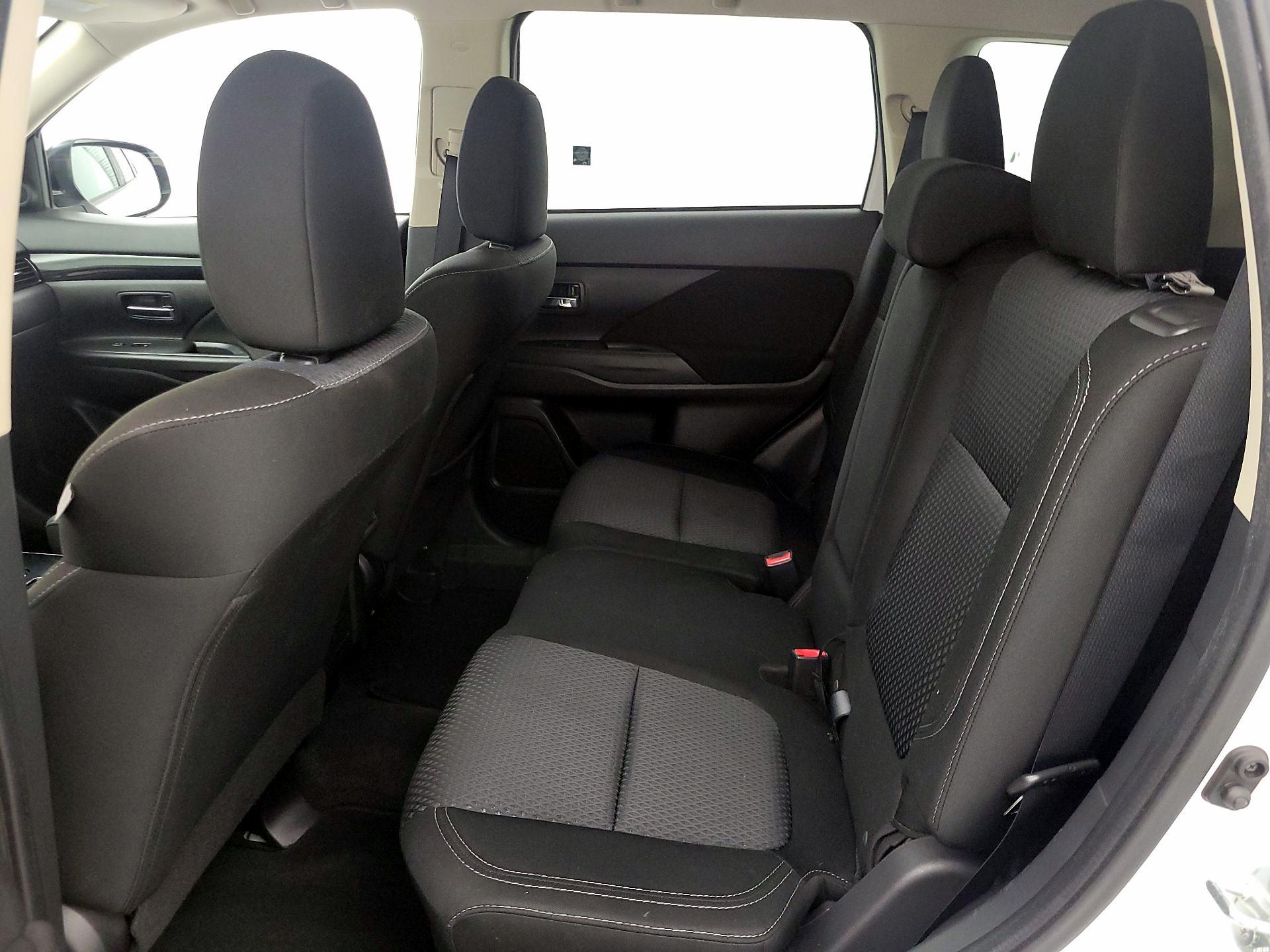Thumbnail: 2019 Mitsubishi Outlander - 19
